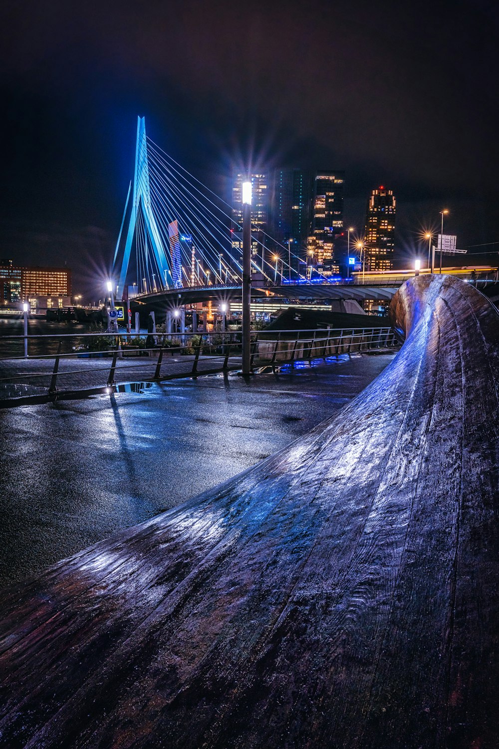 Une scène nocturne d’une ville avec un pont en arrière-plan
