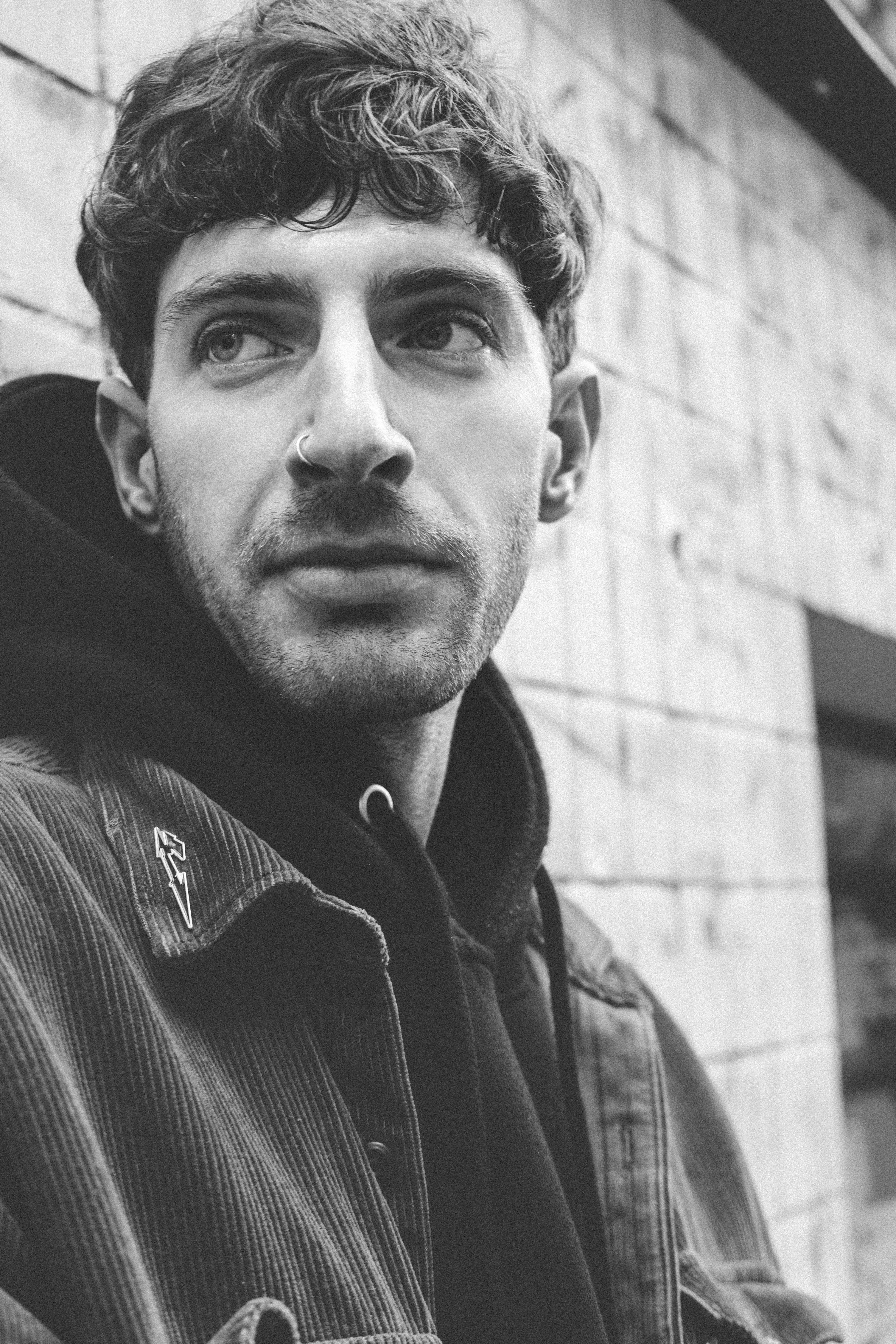 Ein Schwarz-Weiß-Foto eines jungen Mannes