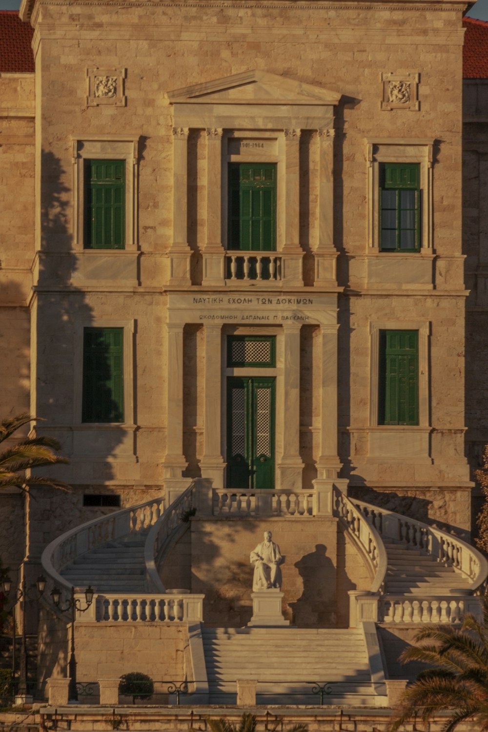 Un gran edificio con una fuente frente a él