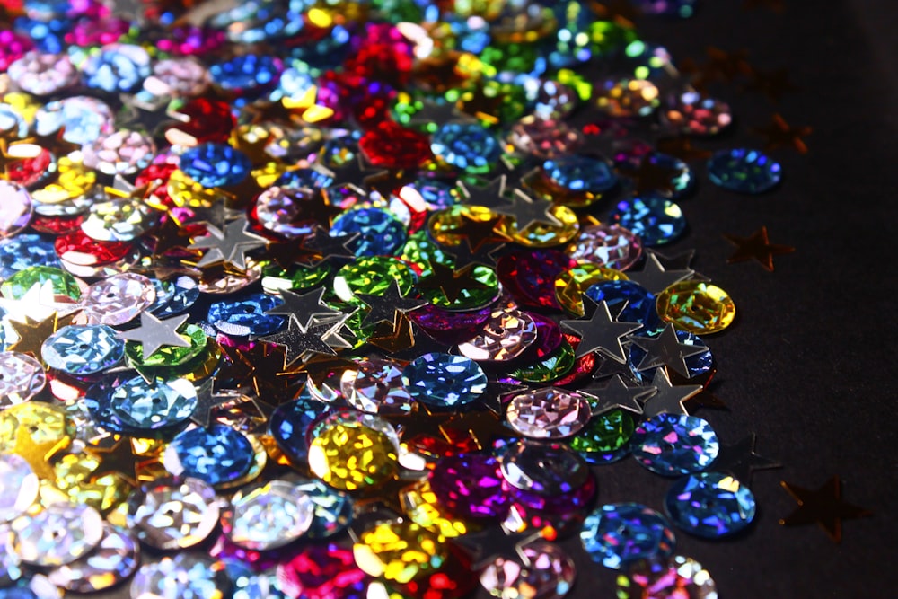 Un tas de bijoux de différentes couleurs sur une table