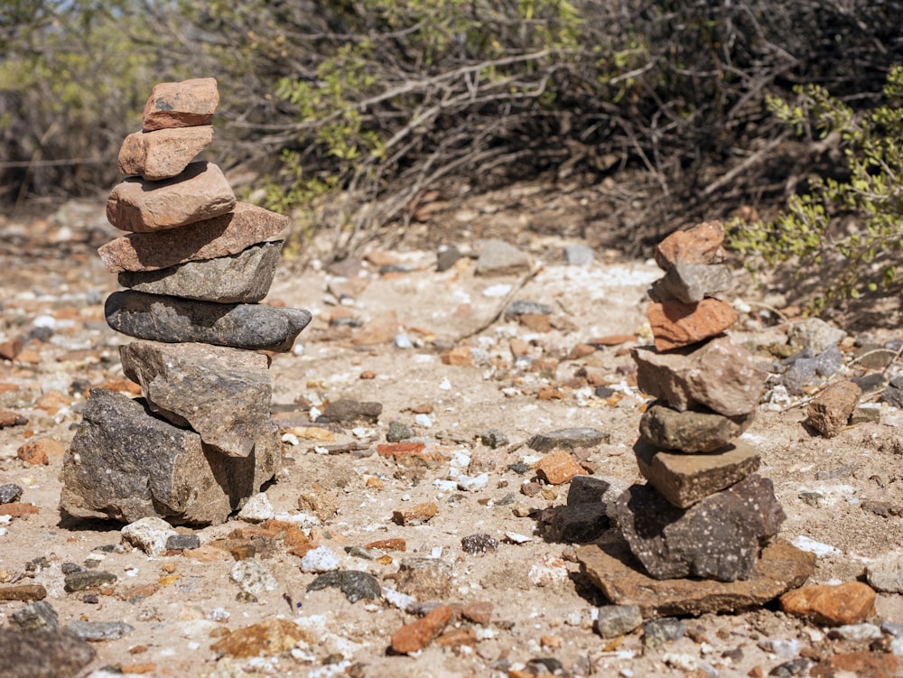 un mucchio di rocce seduto in cima a un campo sterrato