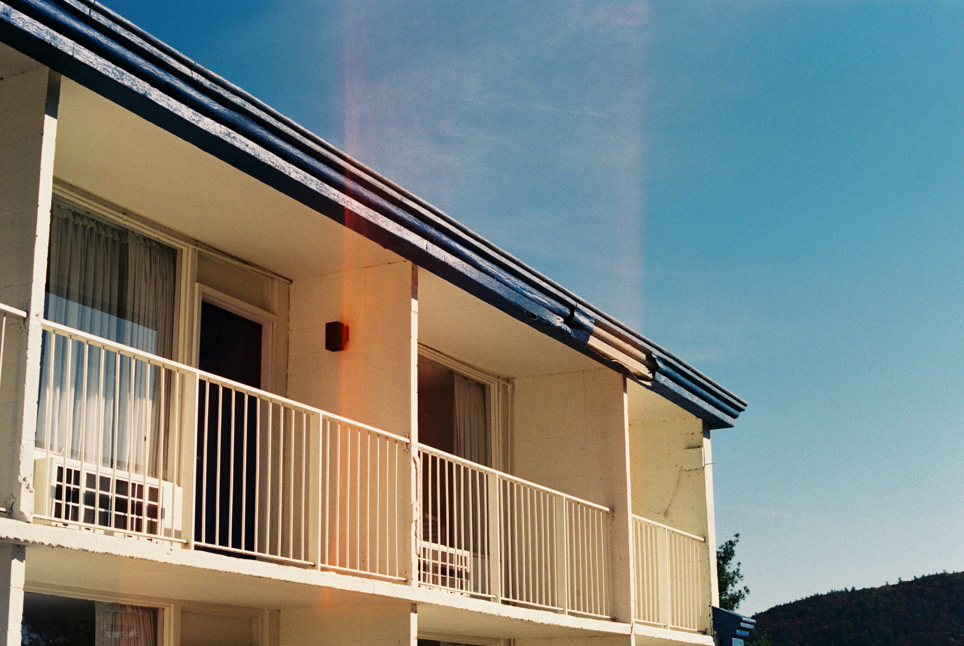 Bir evin anahtarları, enerji tasarruflu LED ampul ve birikmiş madeni paralarla temsil edilen kiralık evlerde enerji verimliliği ve maliyet tasarrufu konsepti.