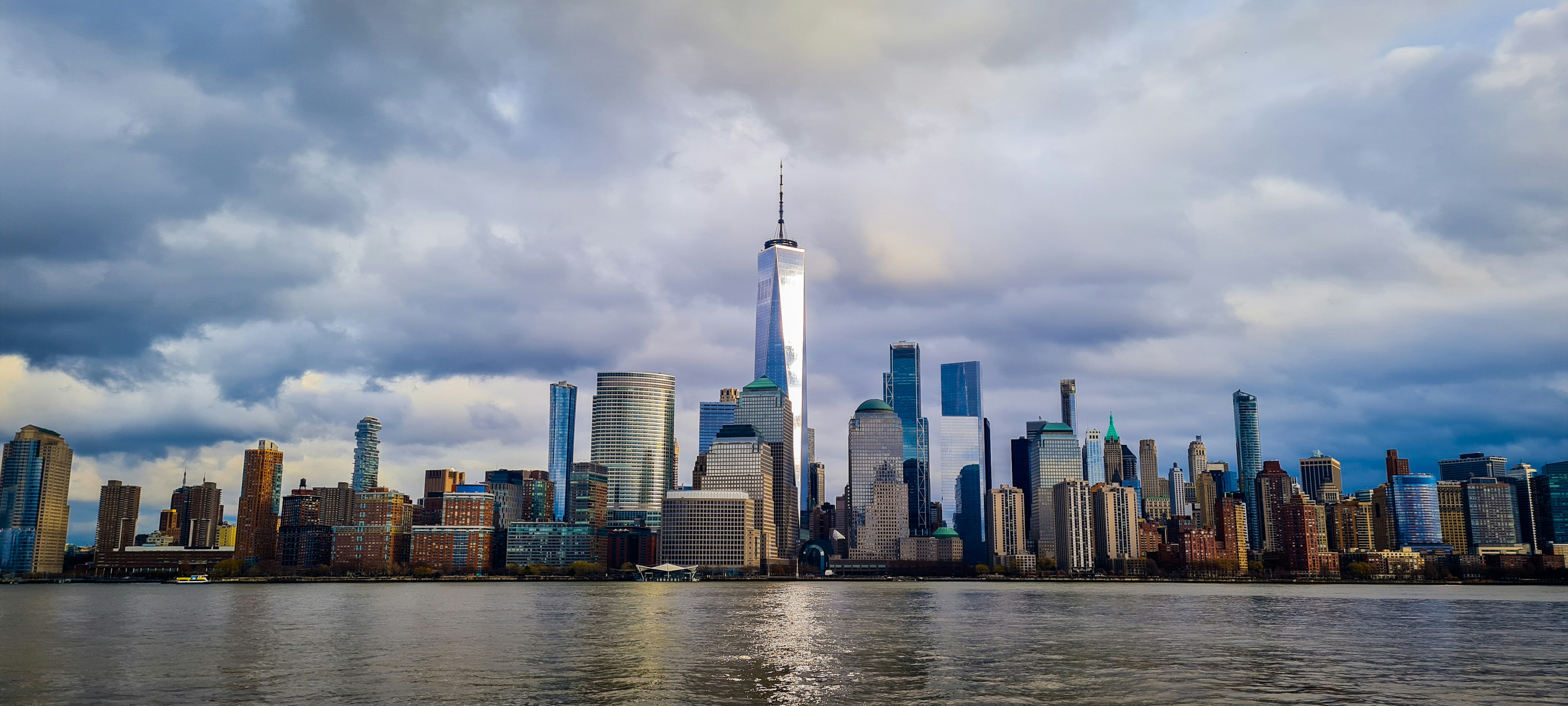 Un grande specchio d'acqua con una città sullo sfondo
