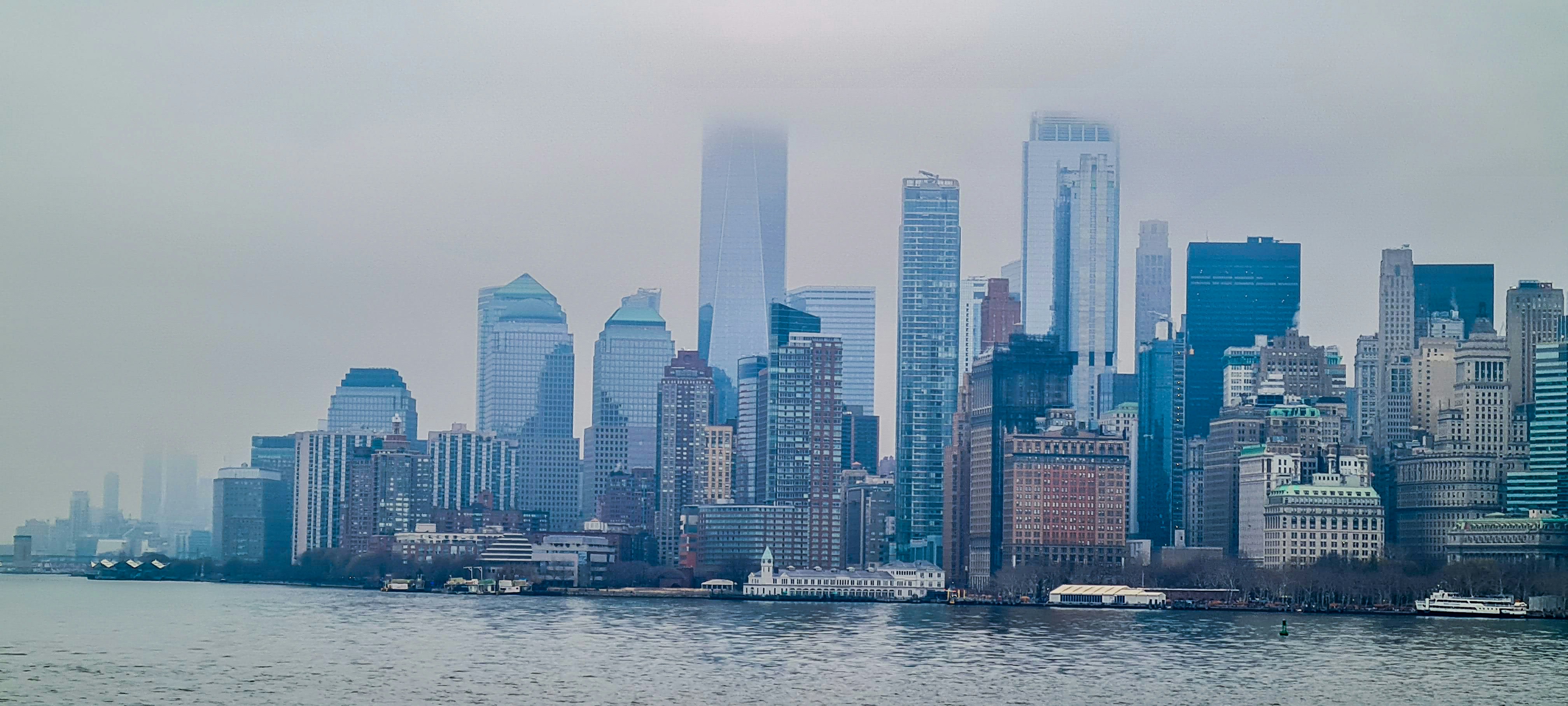 una vista di una città dall'acqua