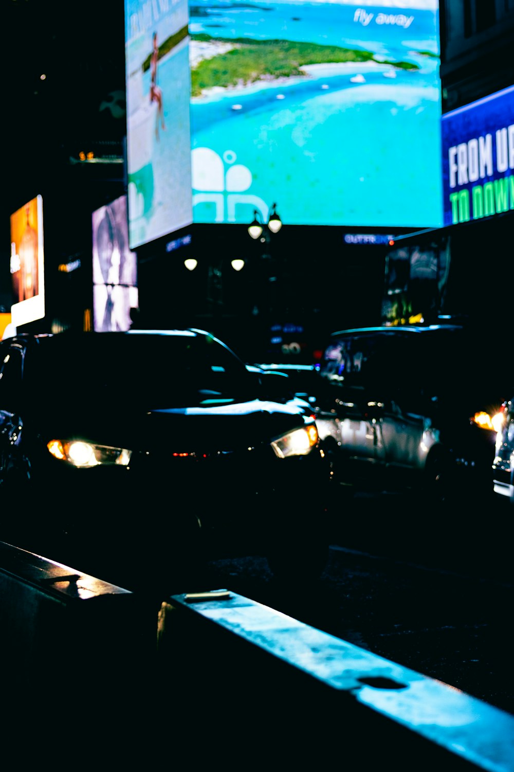 a city street filled with lots of traffic at night