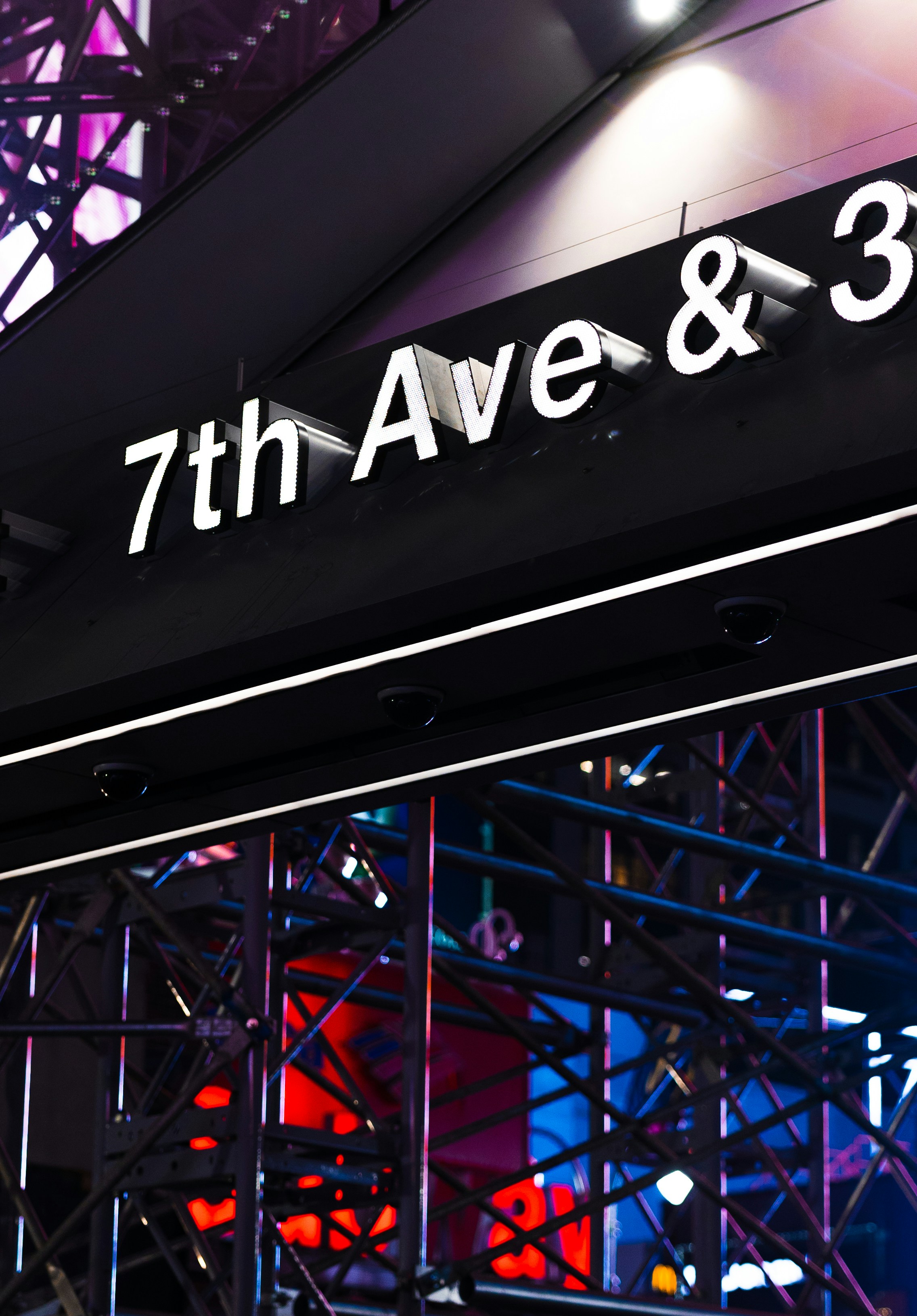 Tanda yang bertuliskan 7th Avenue dan 3rd Avenue