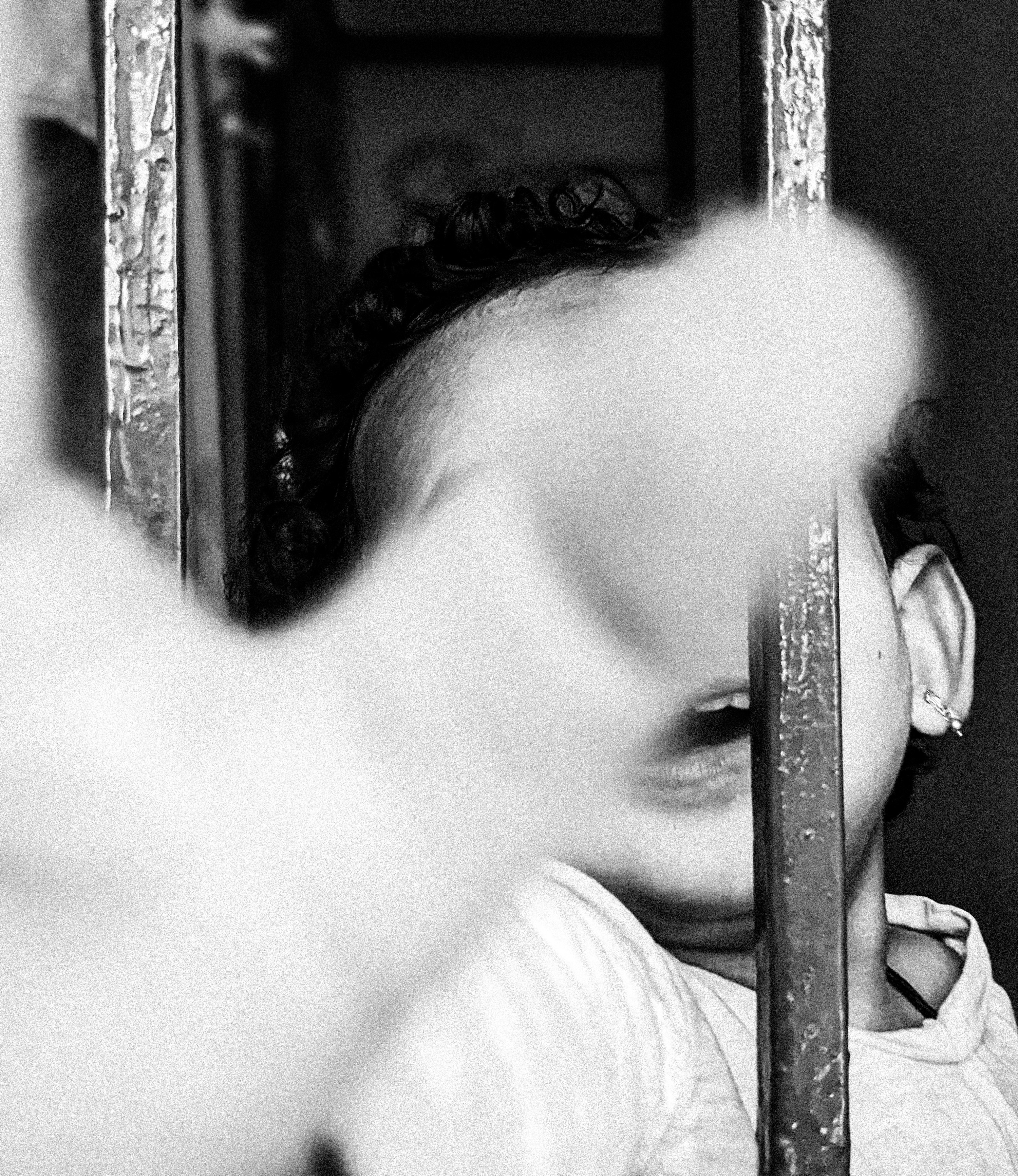 Eine Frau, die eine Schere vor ihr Gesicht hält