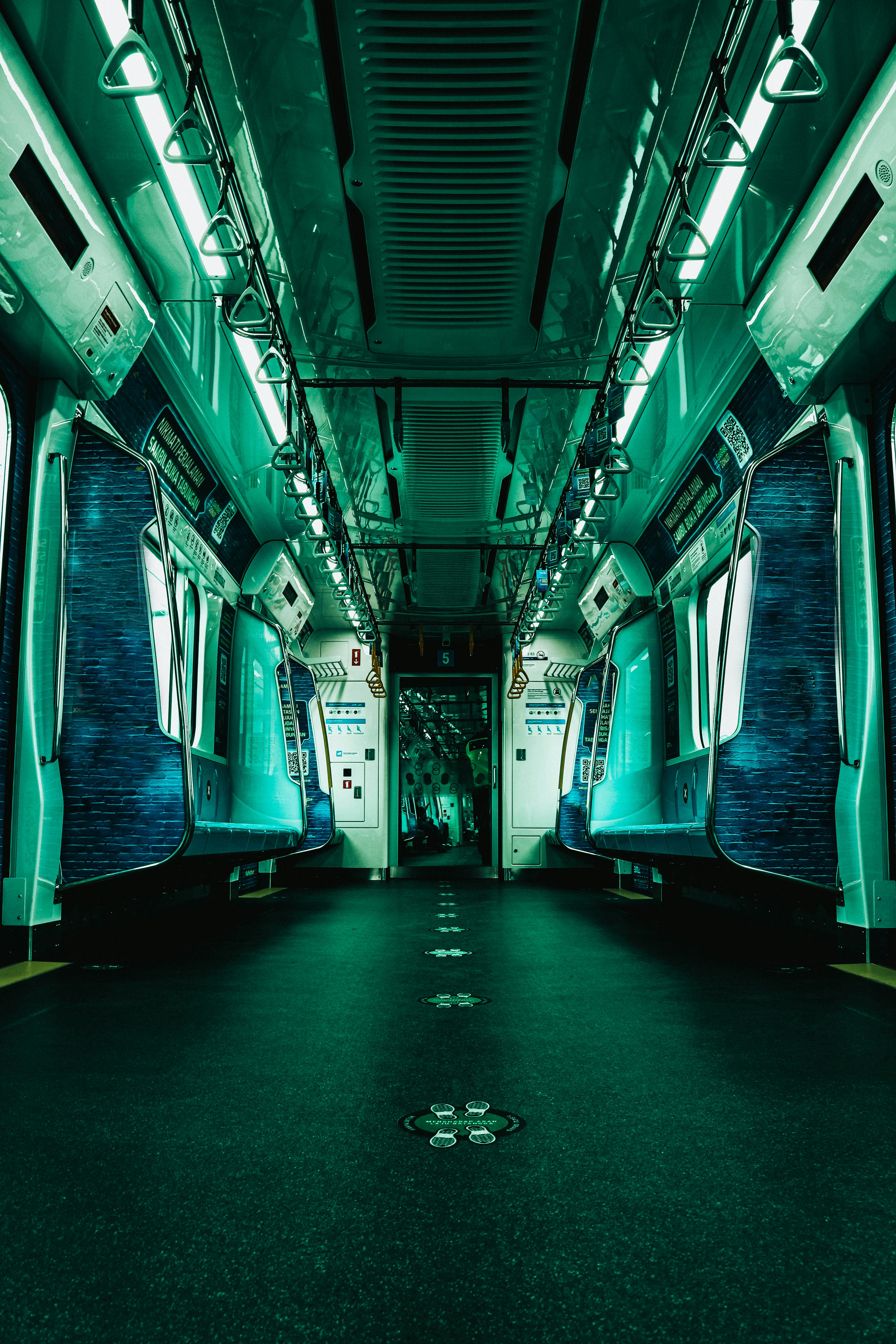 Un vagone vuoto con le luci accese