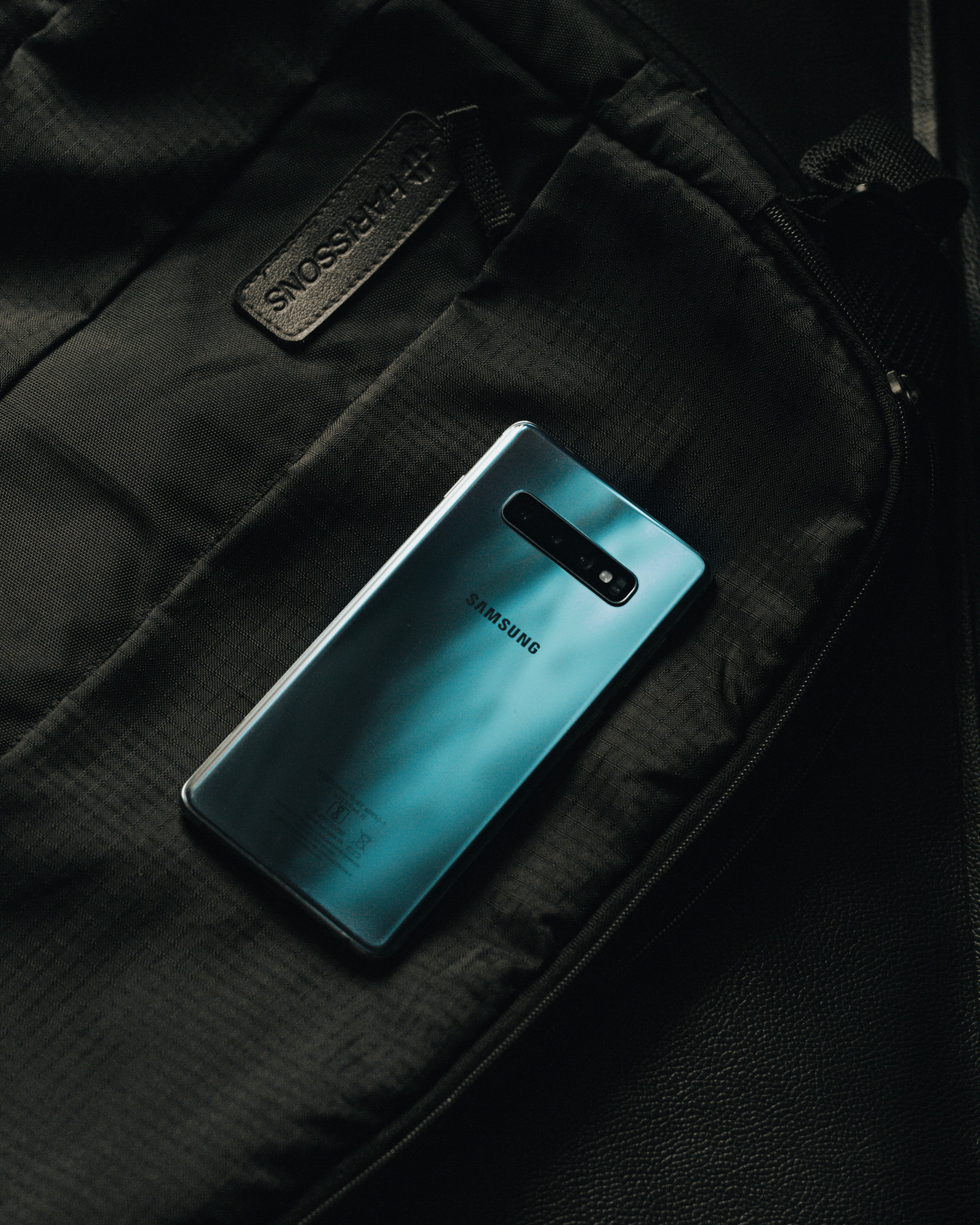 Ein Samsung-Handy liegt auf einer schwarzen Tasche