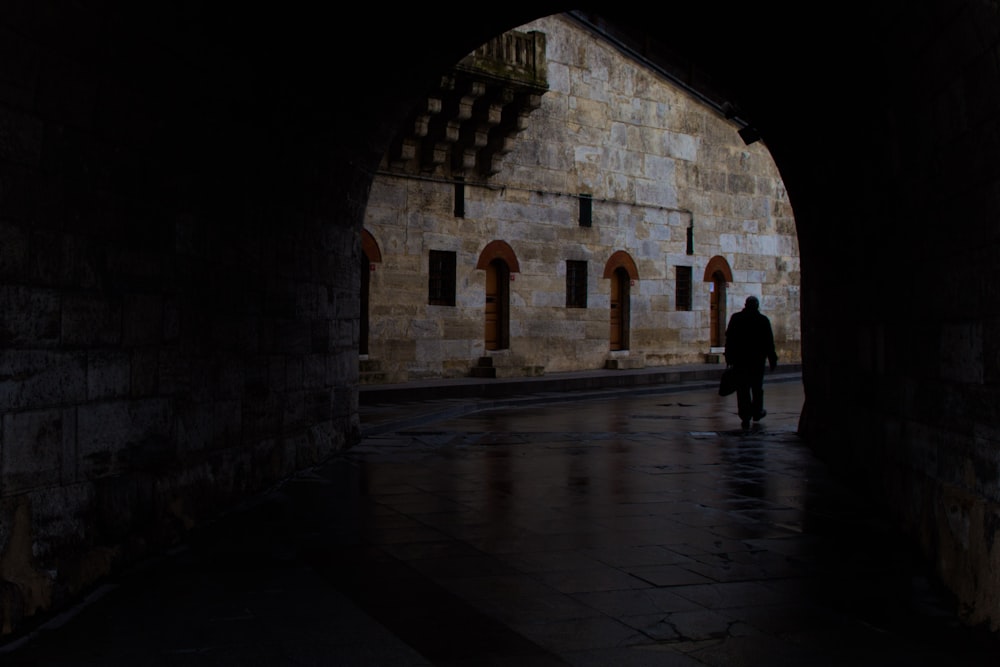 Un hombre caminando por un callejón oscuro