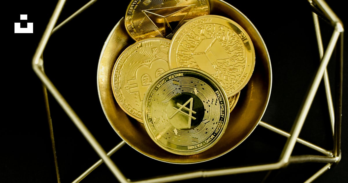 Foto zum Thema Eine Goldplatte mit einigen Goldmünzen darin