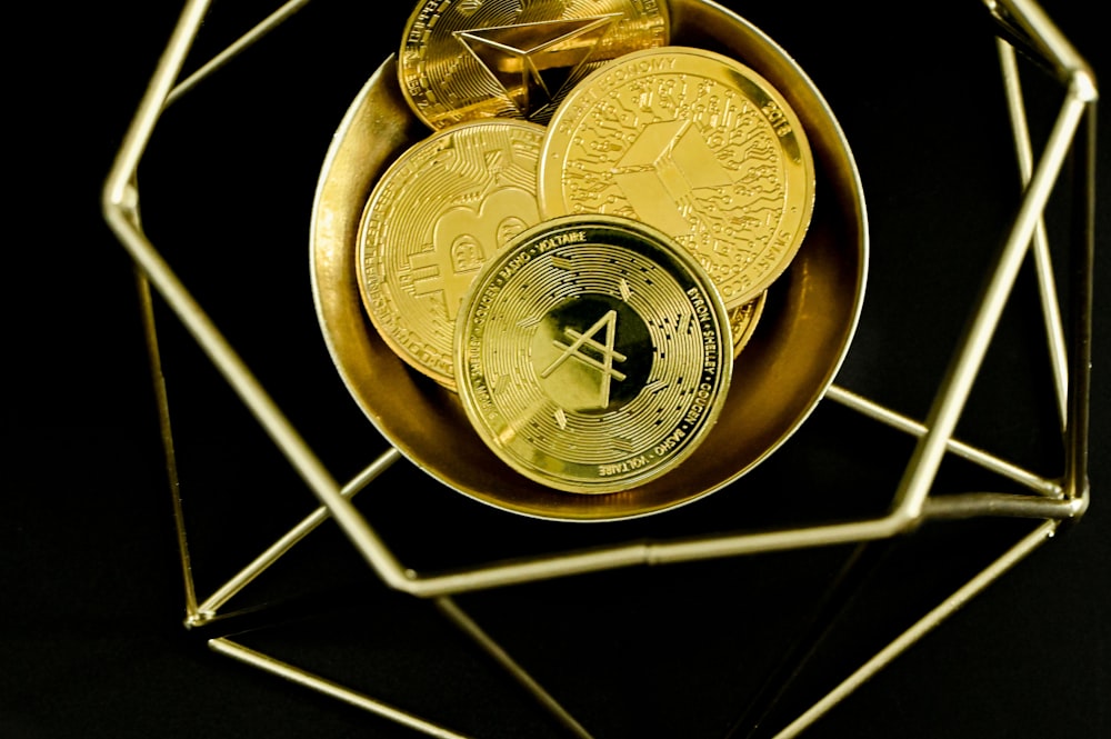 una placa de oro con algunas monedas de oro