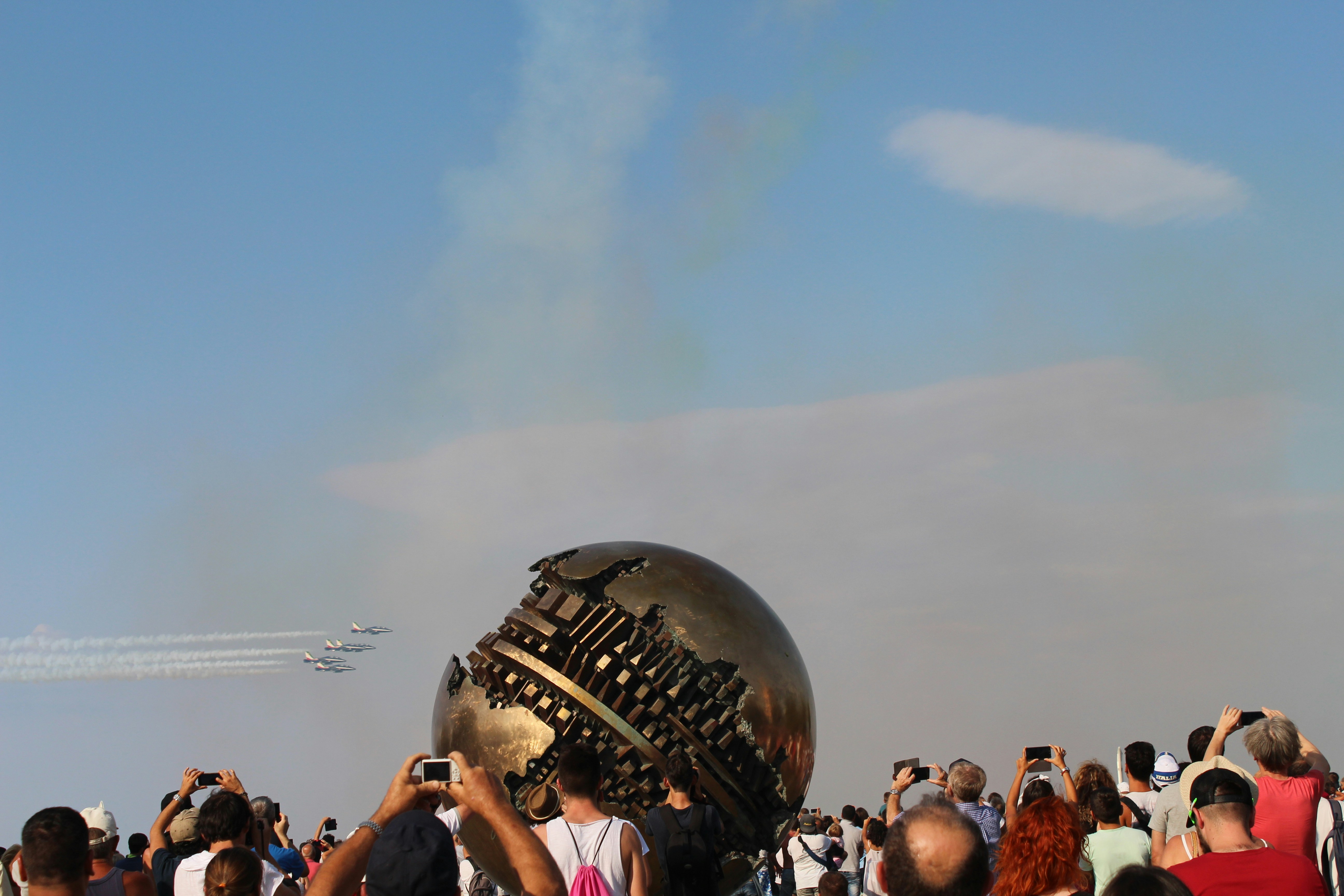 Una multitud de personas viendo pasar un avión