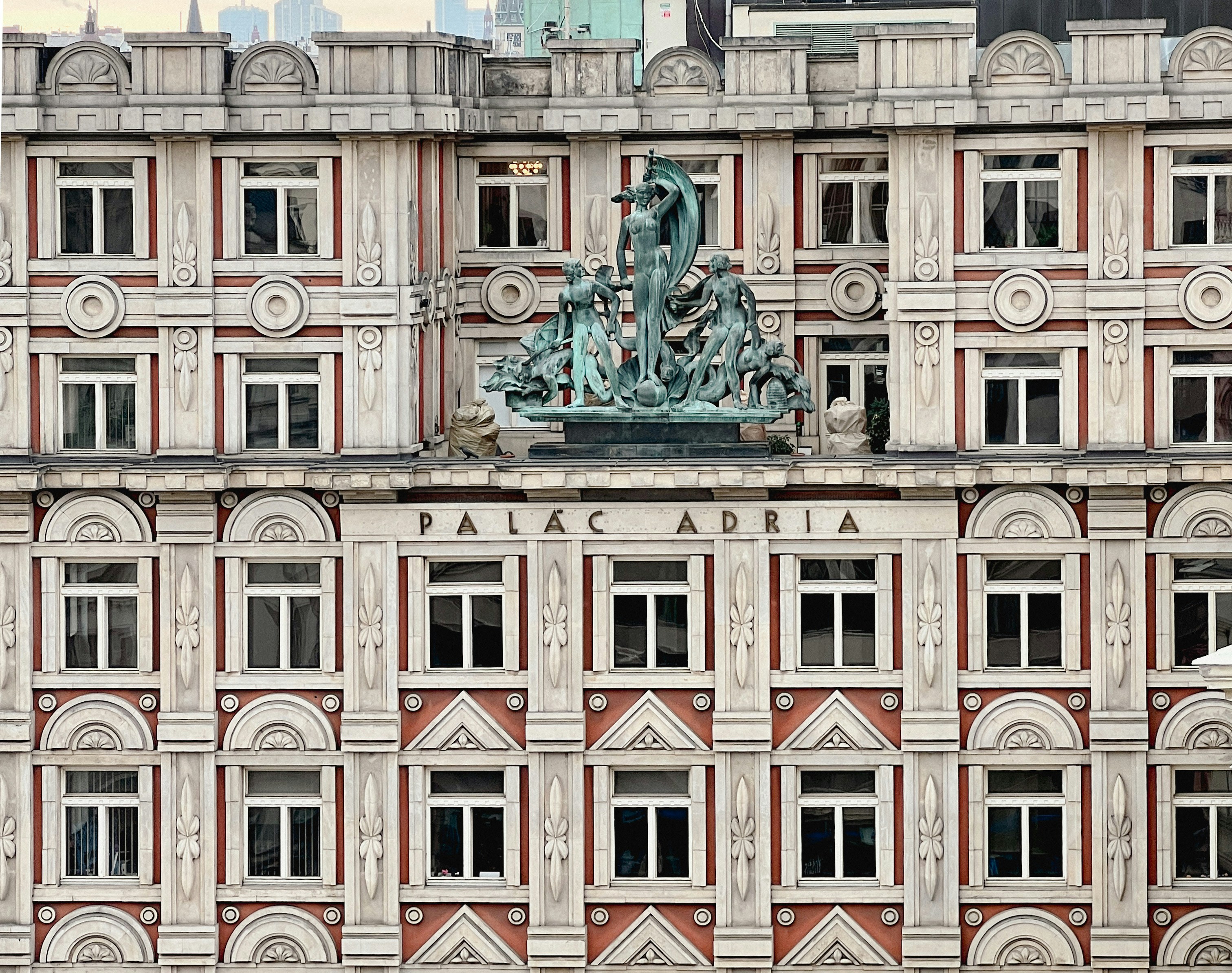 um grande edifício com um relógio na frente dele