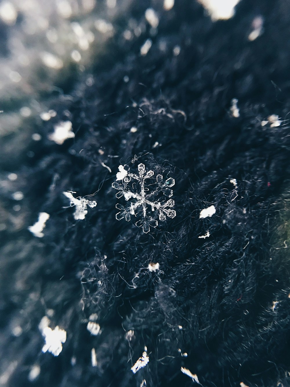um close up de um floco de neve em um fundo preto