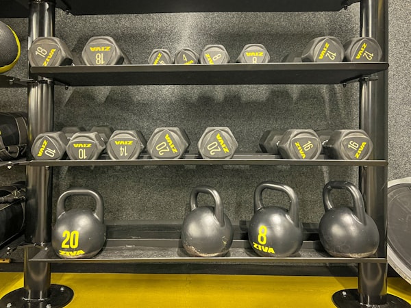 Étagère de kettlebells et haltères