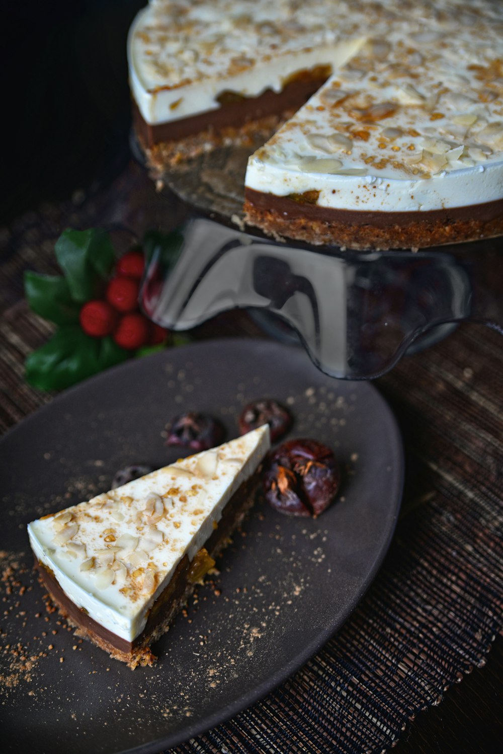 une tranche de gâteau au fromage sur une assiette avec une fourchette