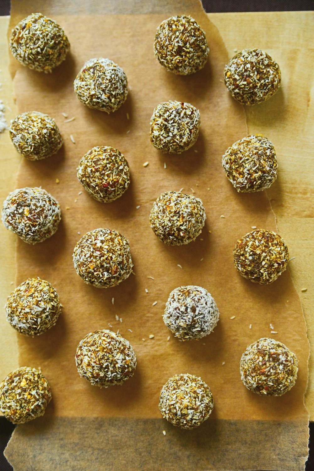 un tas de boules de nourriture assises sur une table