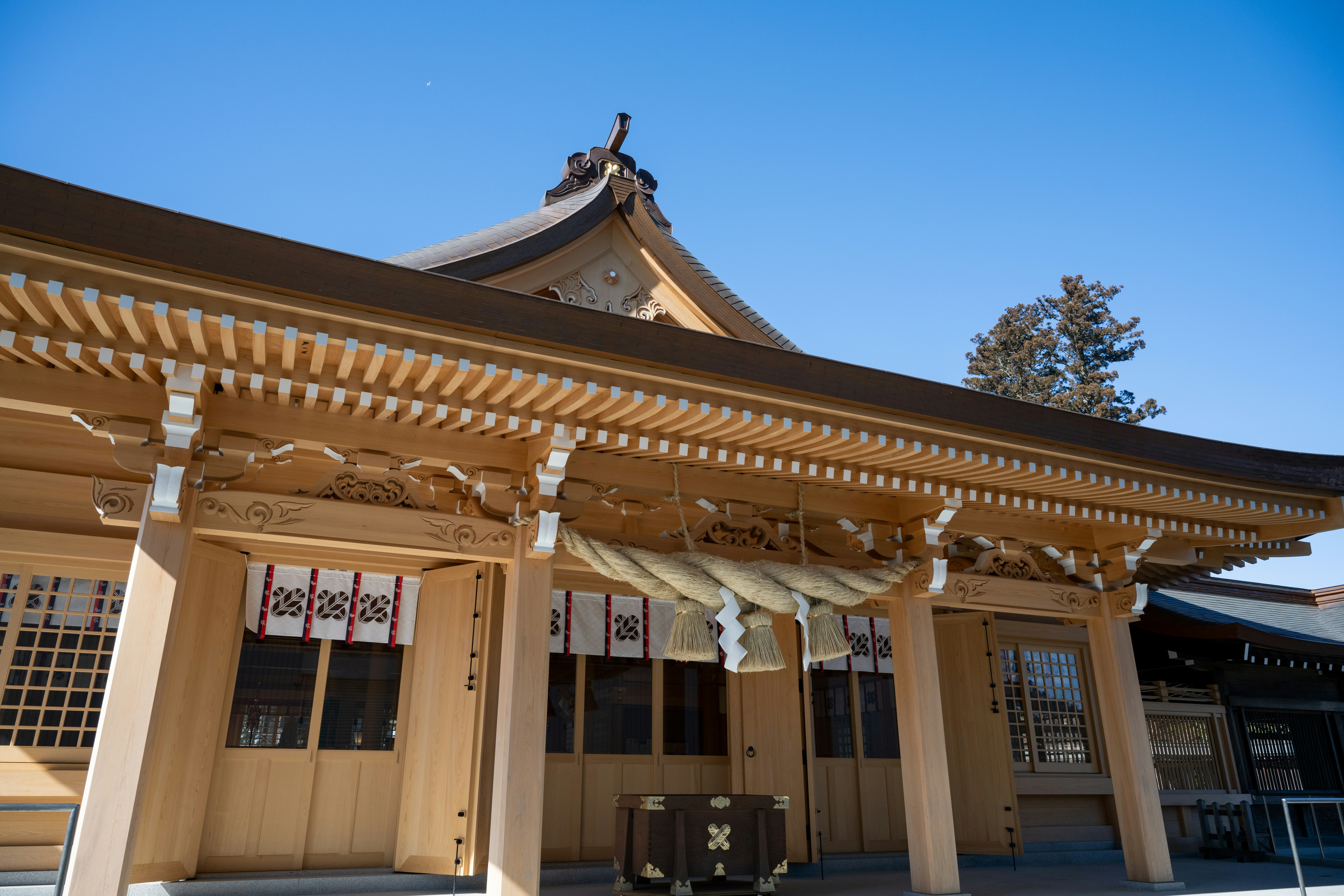 a large building with a roof and a sky background