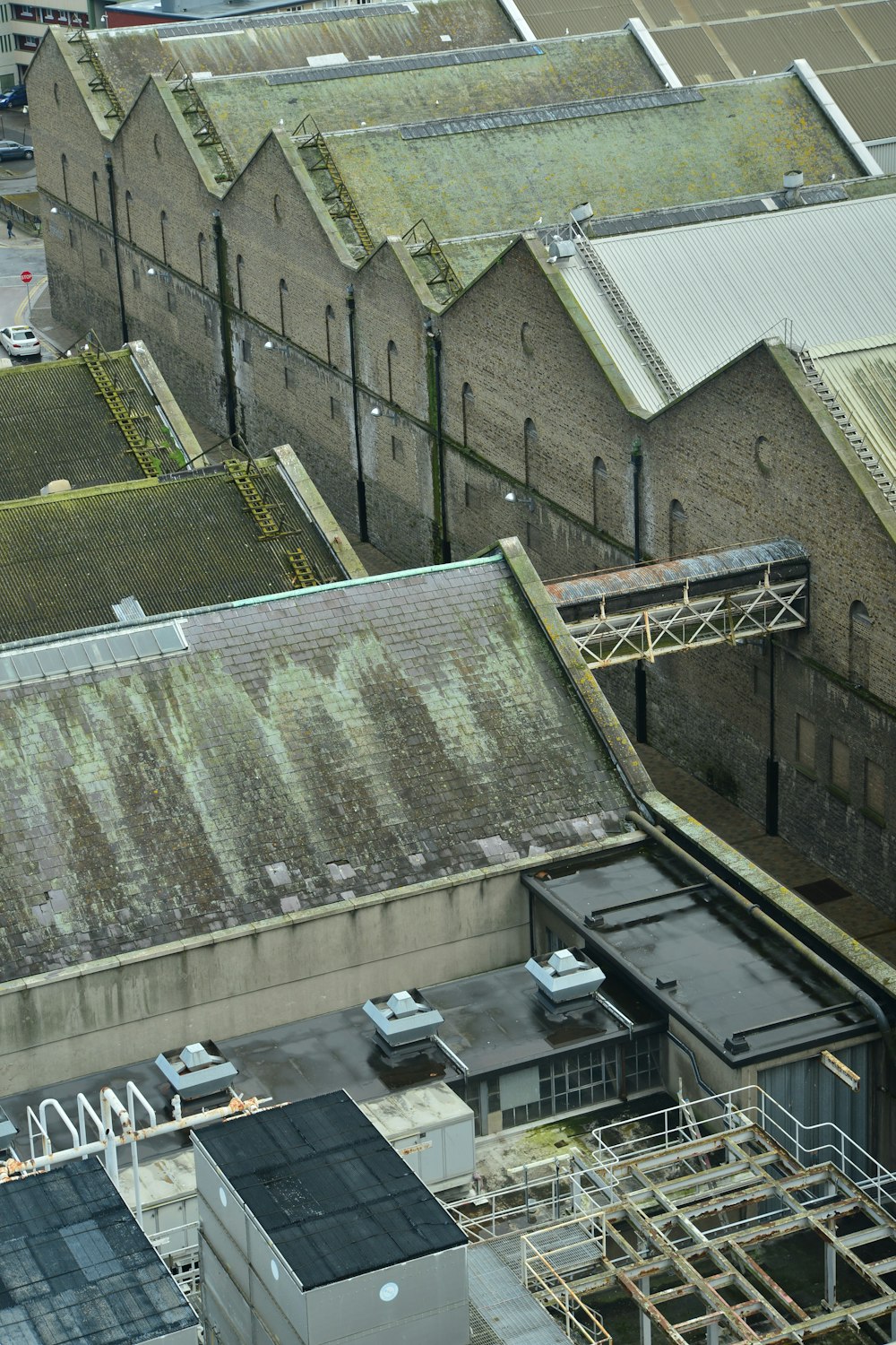 uma vista aérea de telhados e edifícios em uma cidade