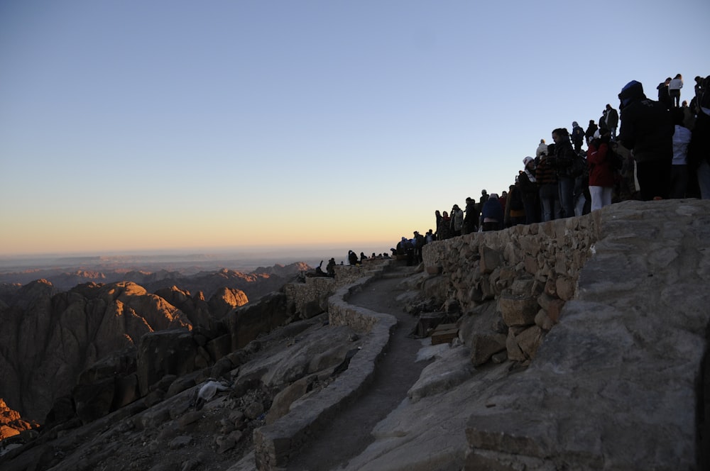 Un gruppo di persone in piedi sulla cima di una montagna