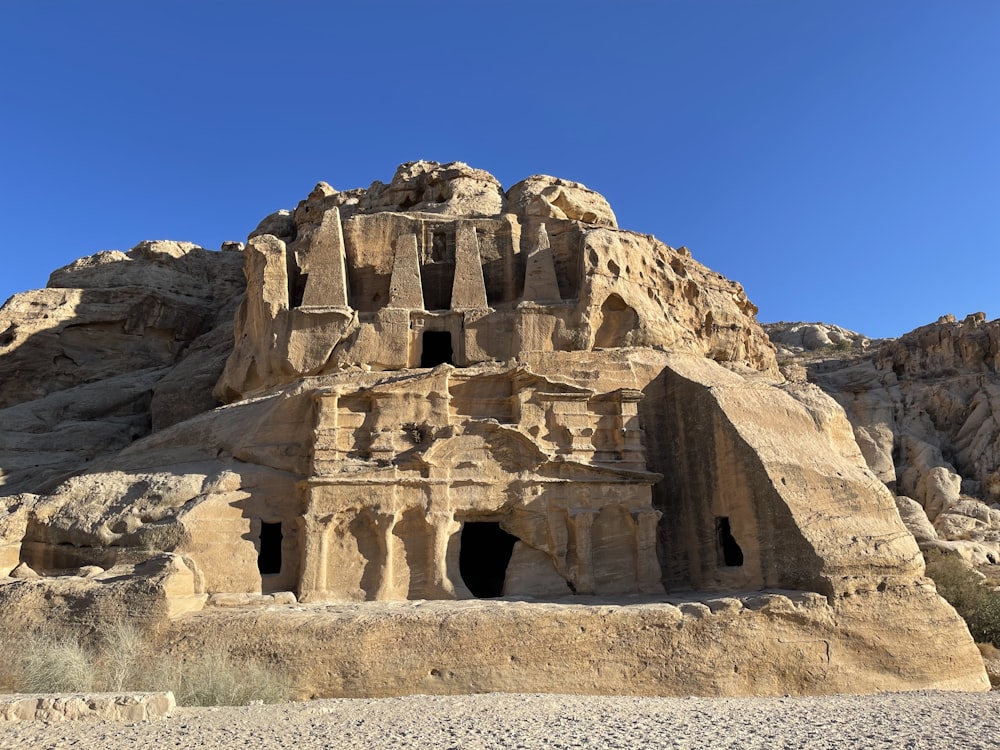 una grande formazione rocciosa con un edificio nel mezzo di esso