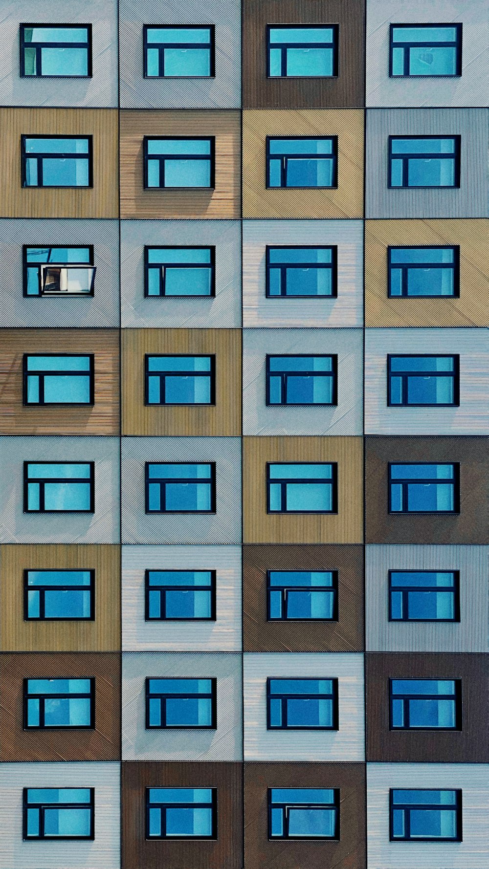 Ein mehrfarbiges Bild eines Gebäudes mit vielen Fenstern