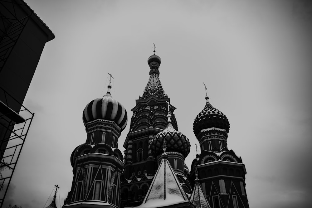 uma foto em preto e branco de um edifício com cúpulas