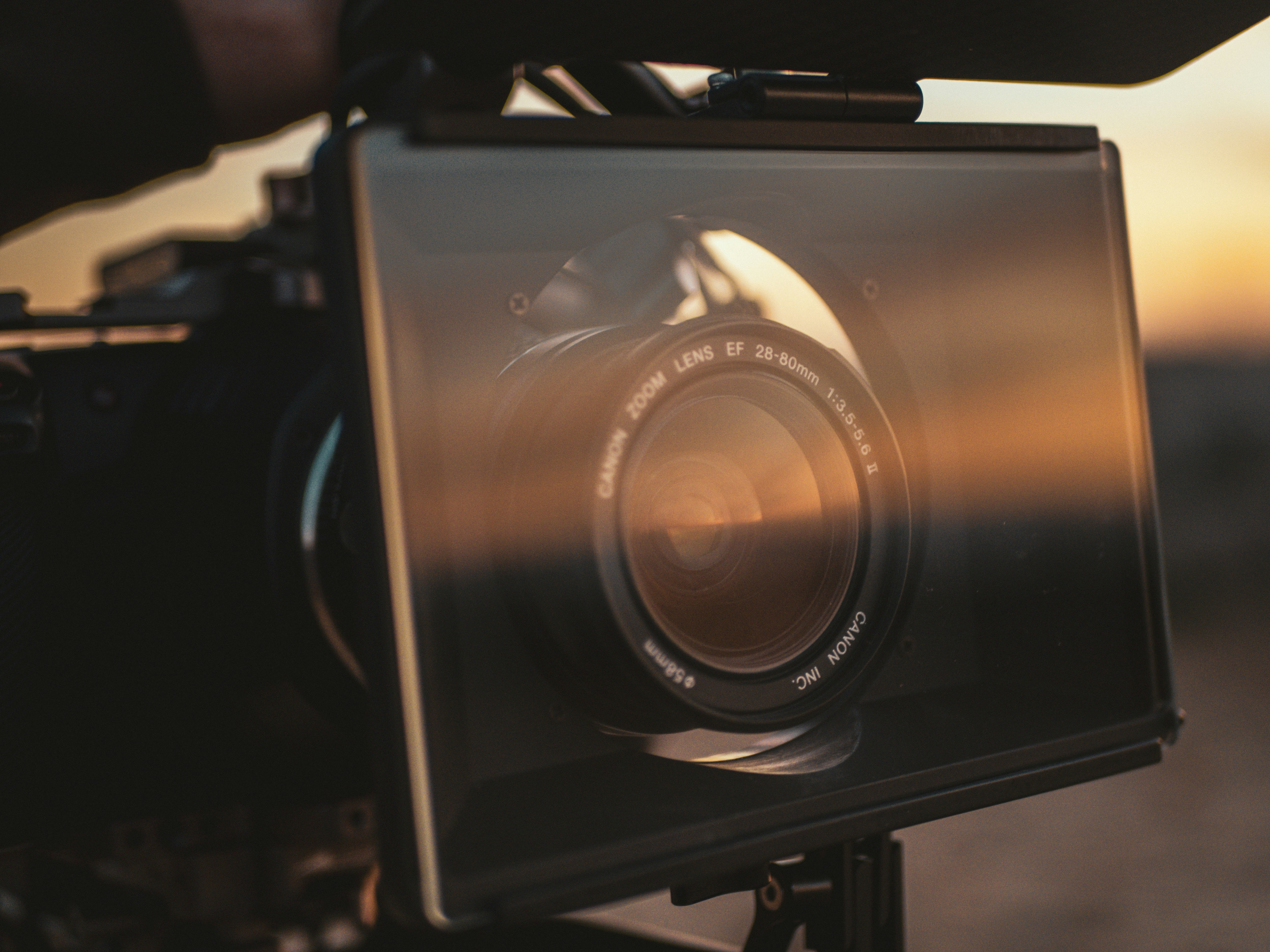 Nahaufnahme einer Kamera auf einem Stativ