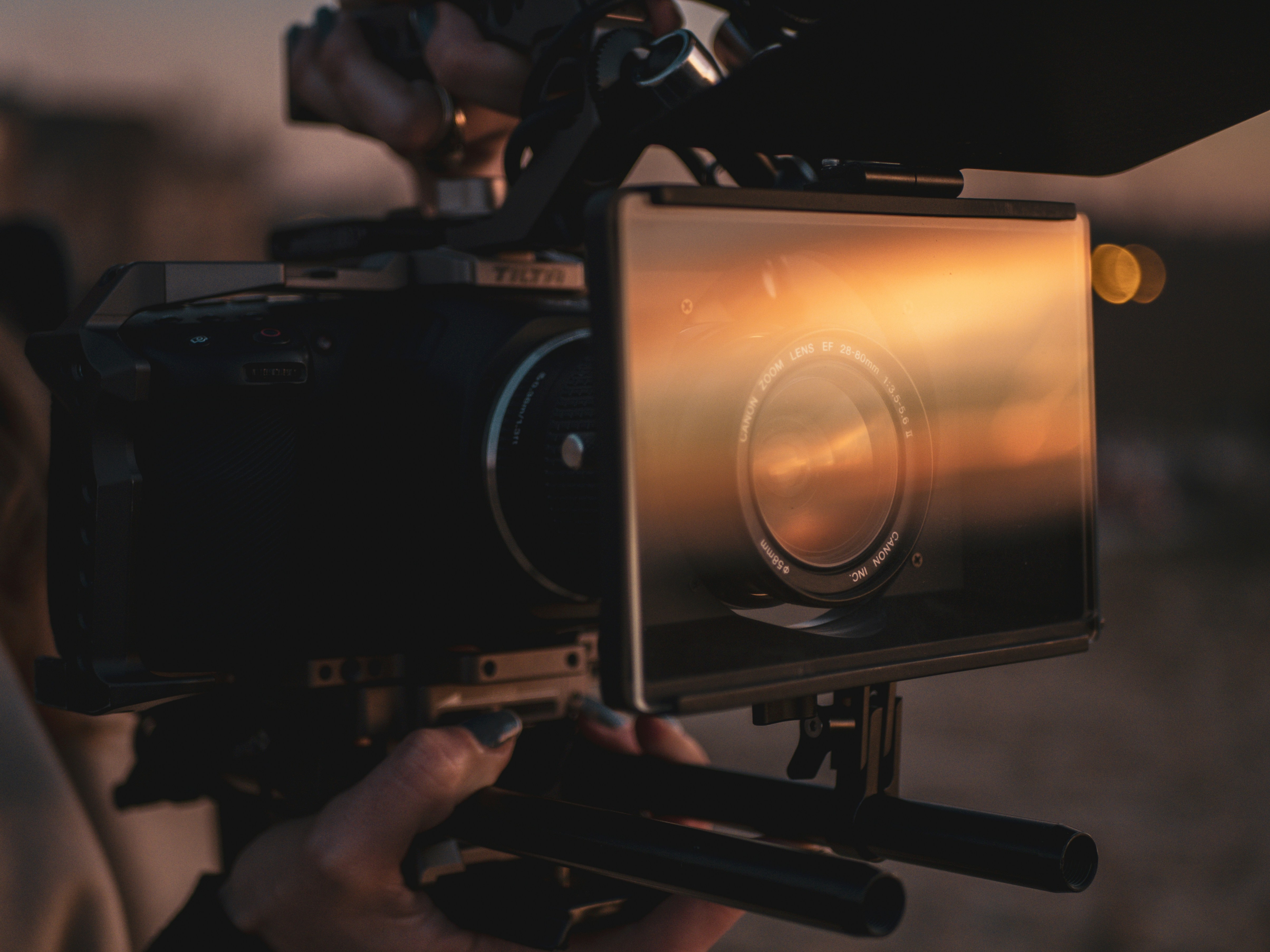 eine Person, die eine Kamera in der Hand hält