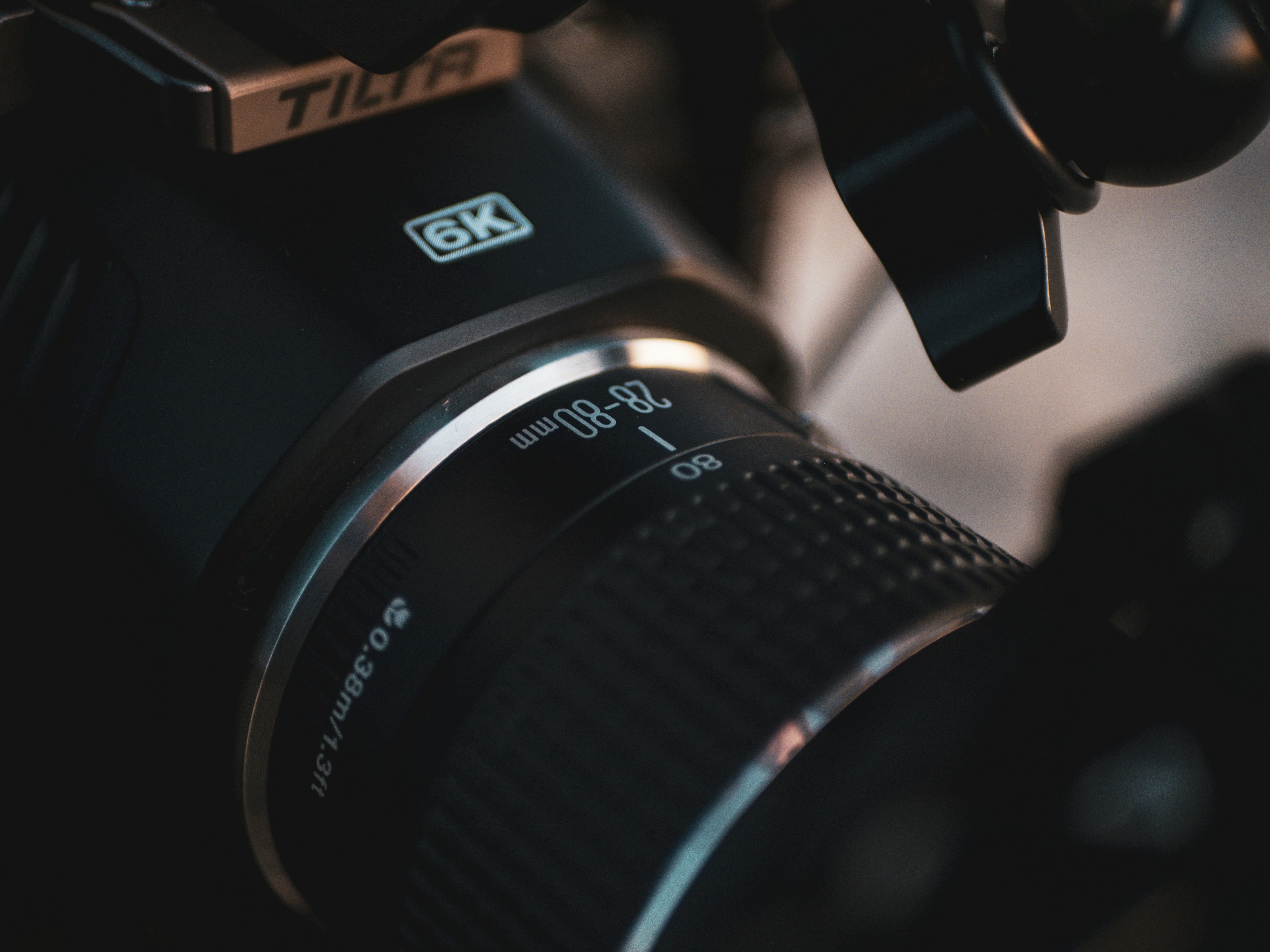 eine Kamera mit angeschlossenem Objektiv