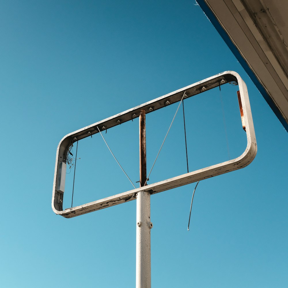 Un letrero de la calle con un cielo azul en el fondo