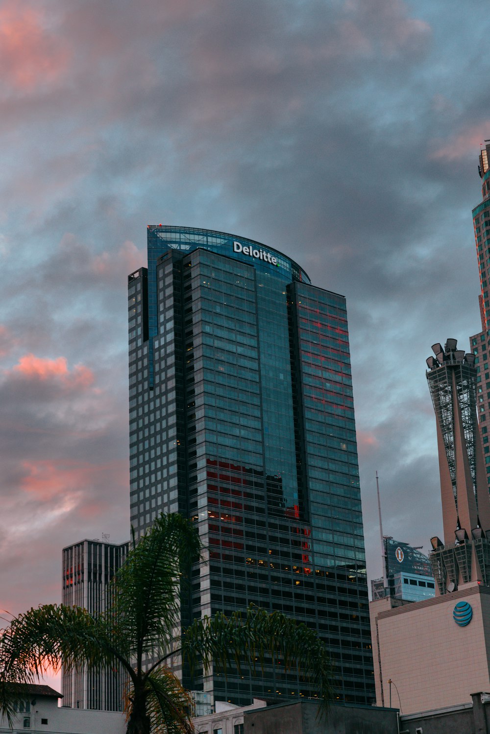 Un edificio muy alto sentado en medio de una ciudad