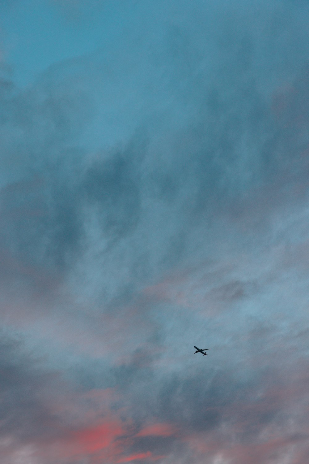 夕暮れ時に空を飛ぶ飛行機