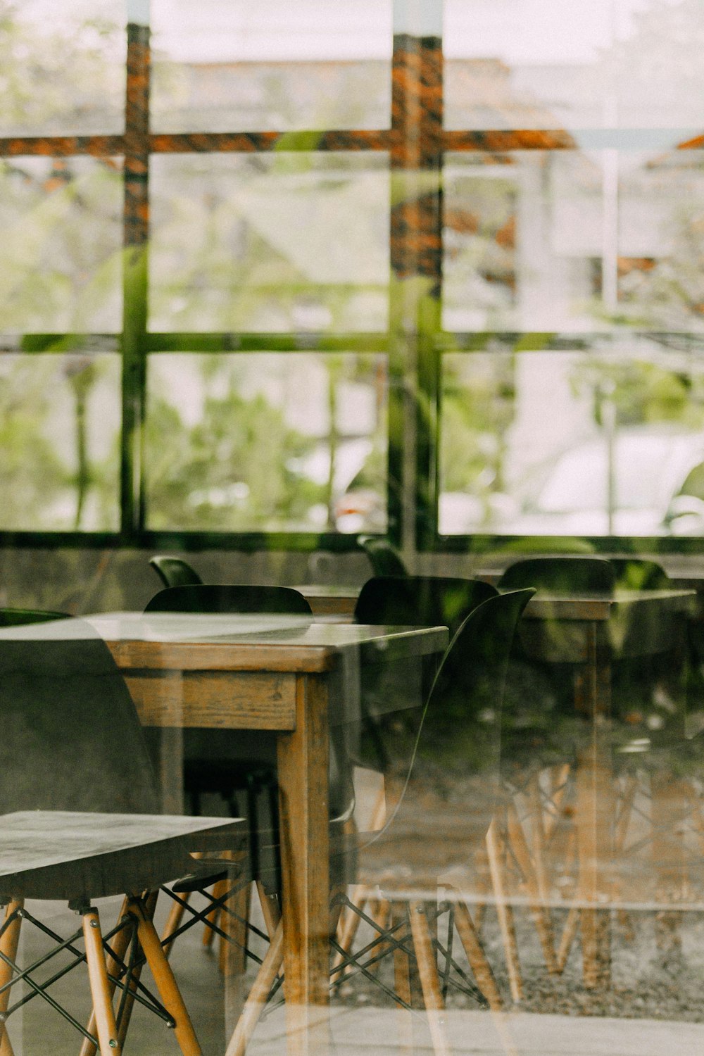 a table and some chairs in a room