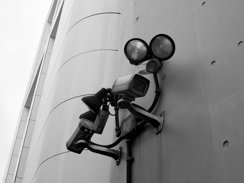 una telecamera di sicurezza attaccata al lato di un edificio