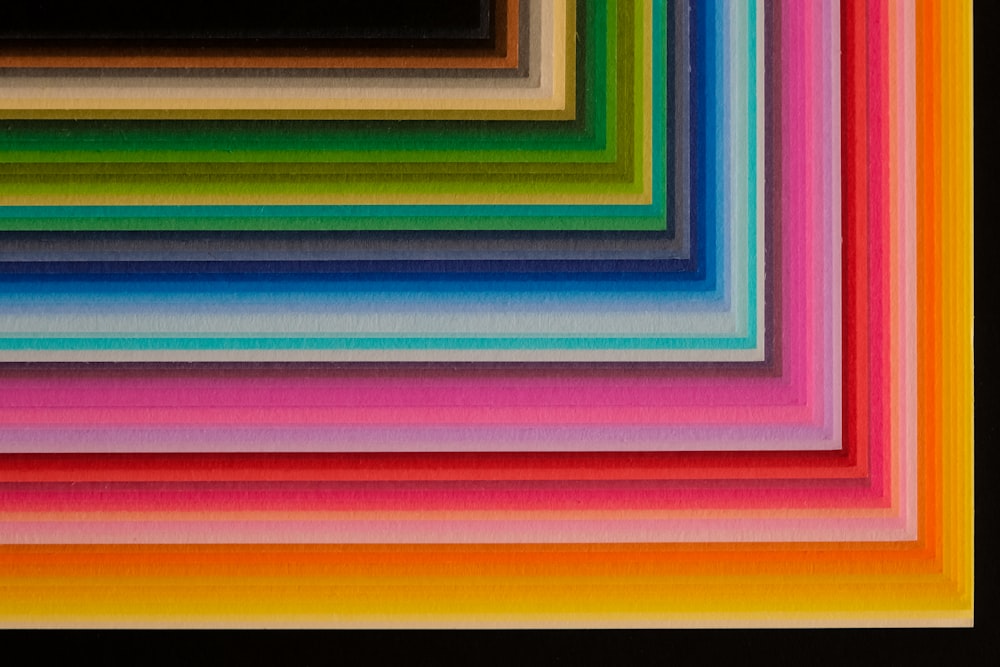Un grupo de cuadrados multicolores están dispuestos en una fila