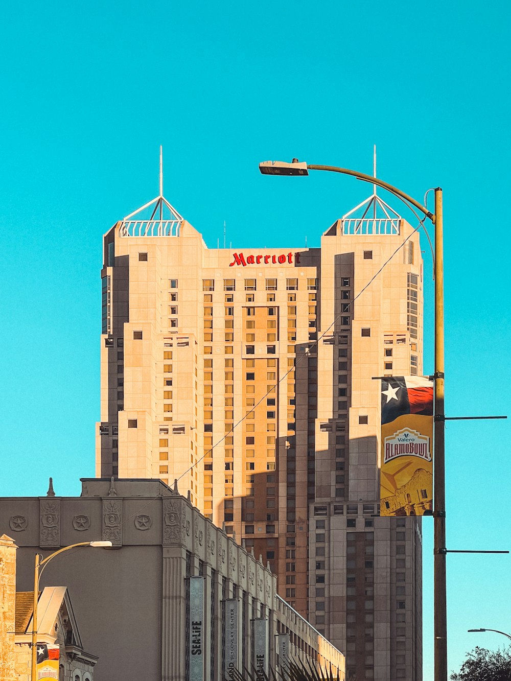 Un edificio alto sentado junto a un semáforo