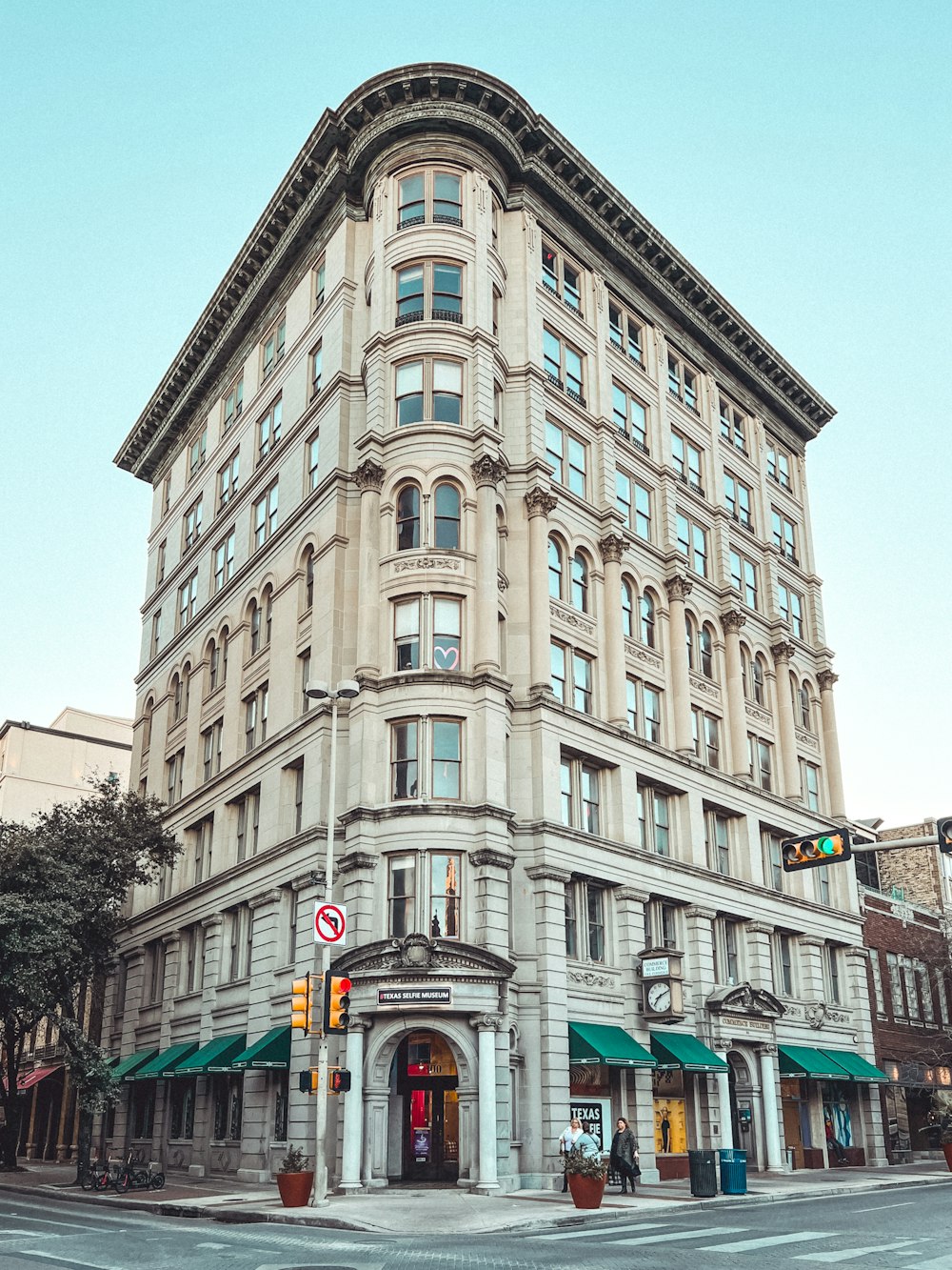 Un edificio alto sentado en la esquina de una calle