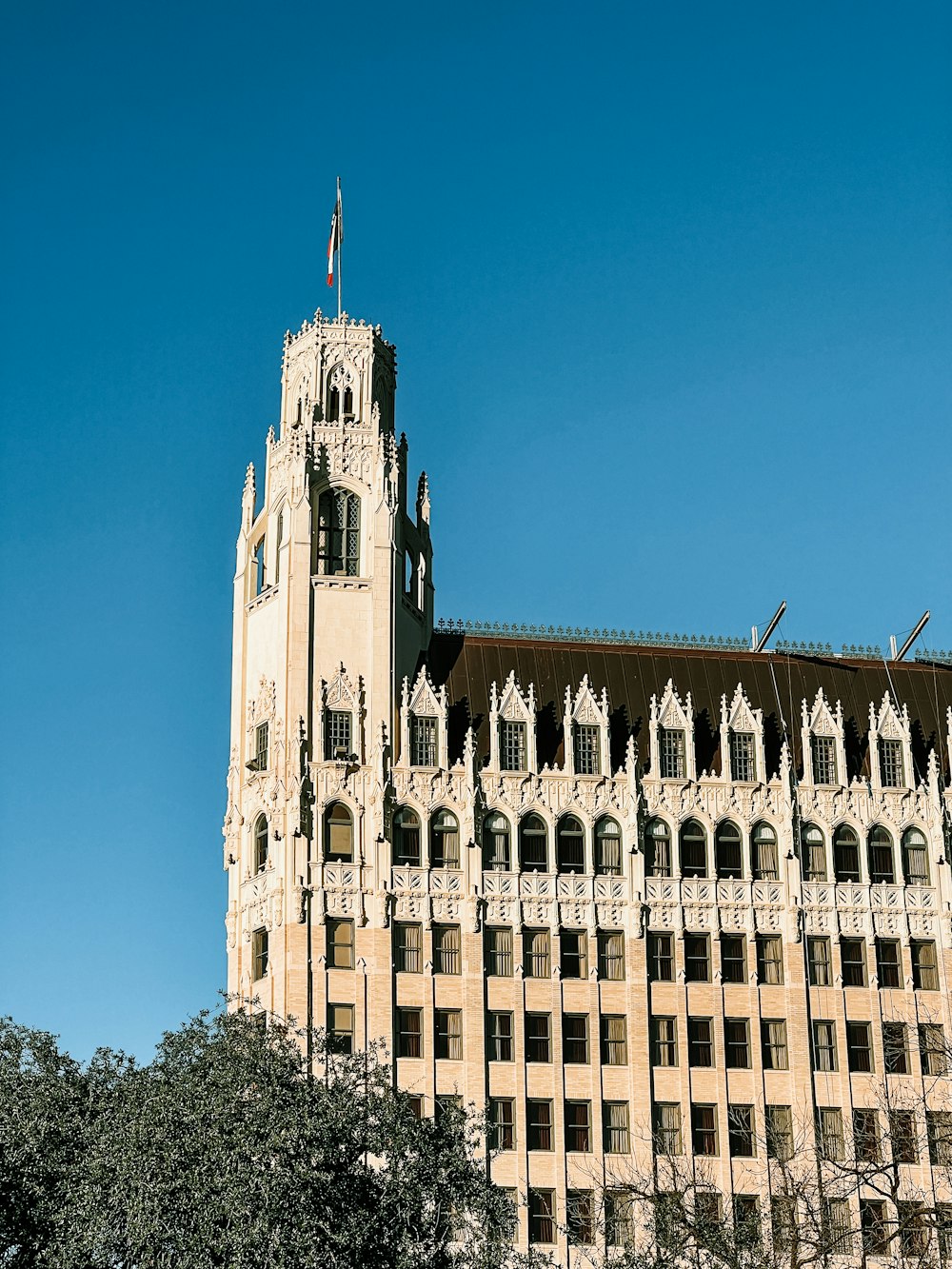 Un edificio alto con un reloj en la parte superior