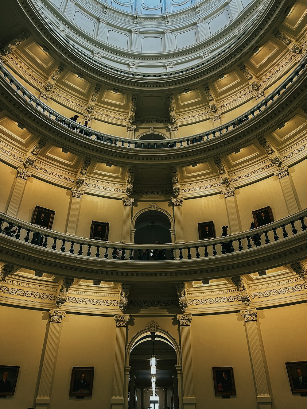 l'interno di un grande edificio con un lucernario