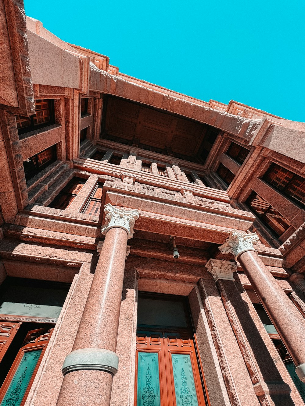 Un edificio muy alto con un reloj en su lado