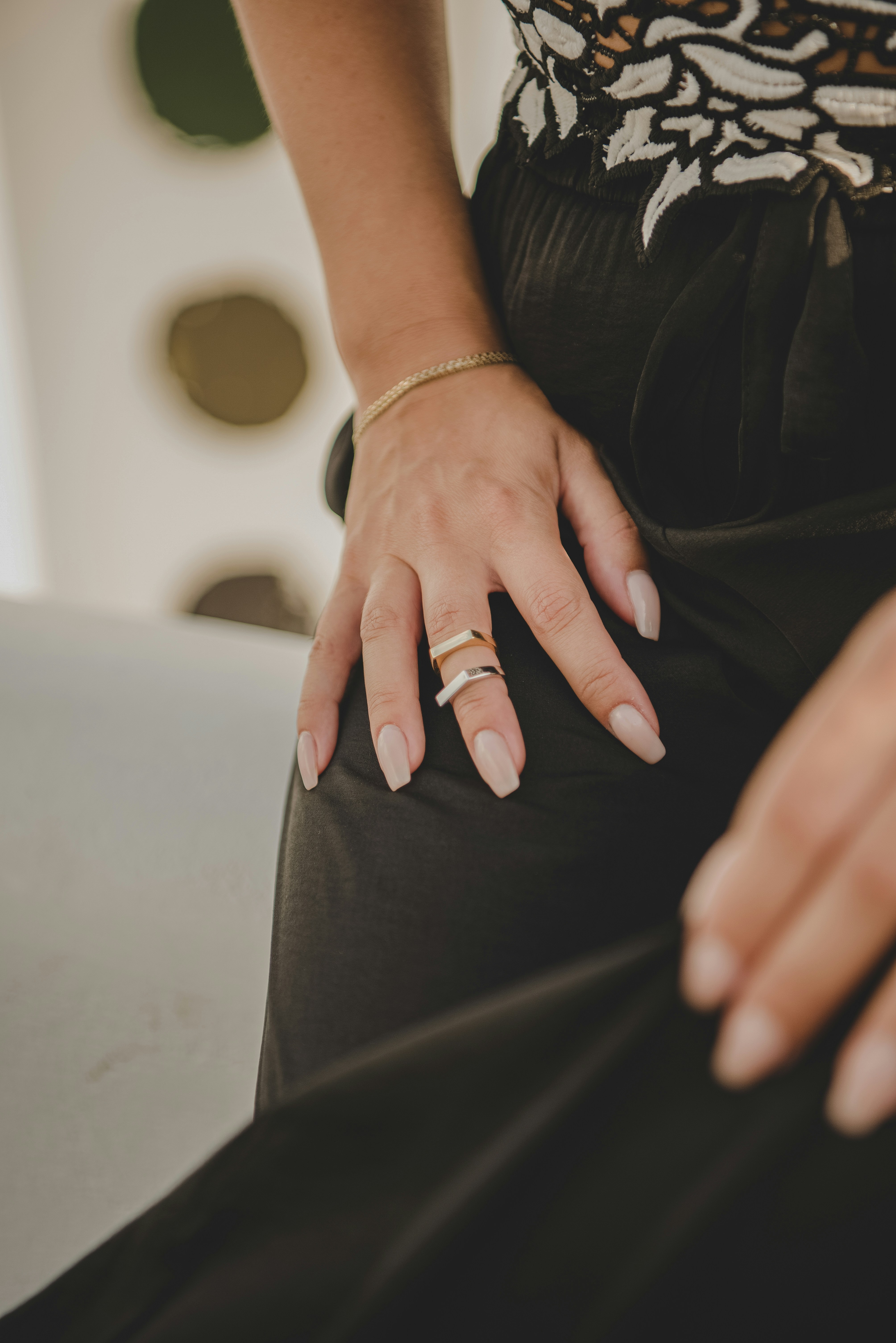 photo-1642609881637-2a70f3ec7490?ixid=M3wxMjA3fDB8MXxzZWFyY2h8MTUxfHxTbWFydCUyMFJpbmd8ZW58MHx8fHwxNzU0NTAyMjI5fDA%5Cu0026ixlib=rb-4.1.0