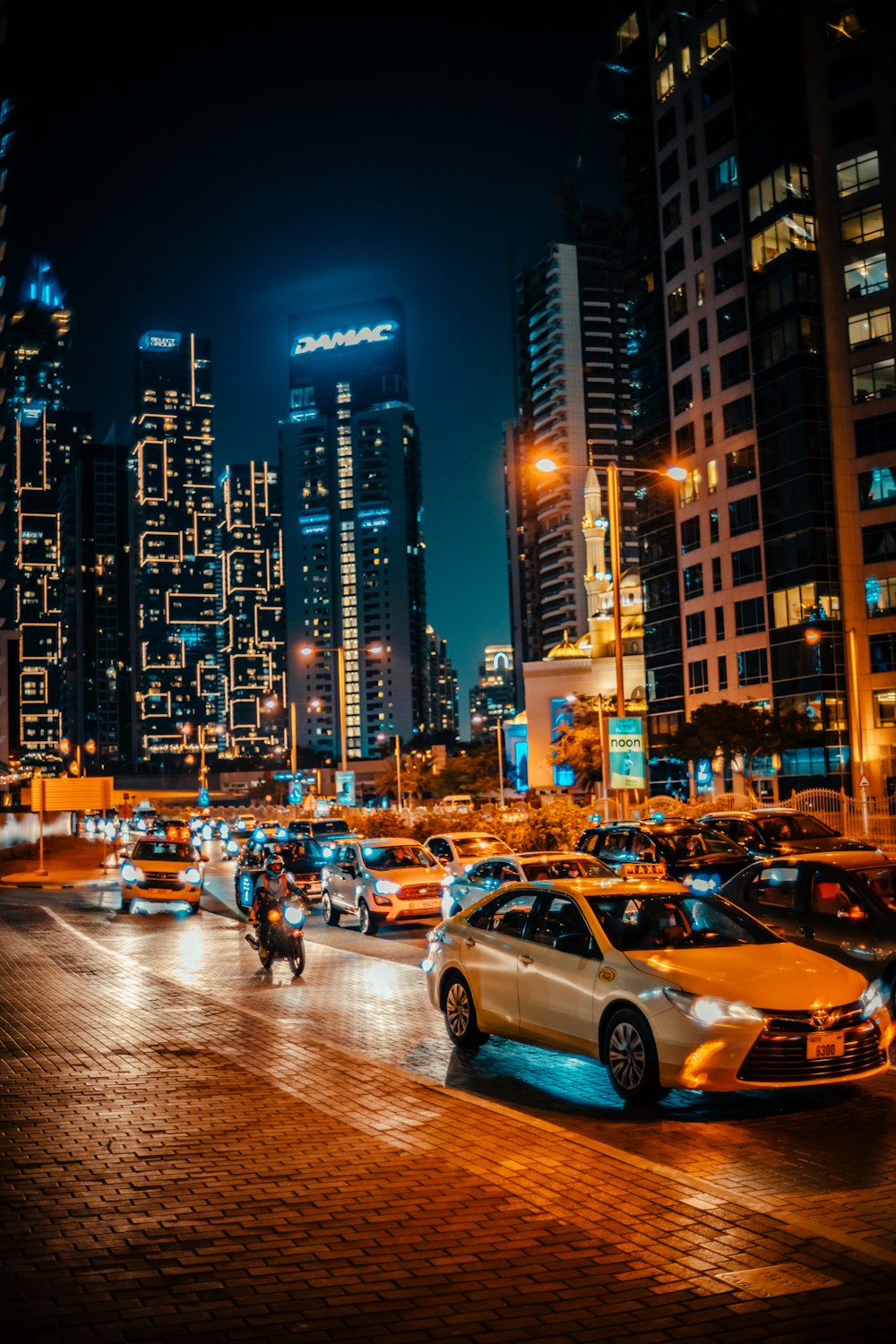 a city street filled with lots of traffic at night