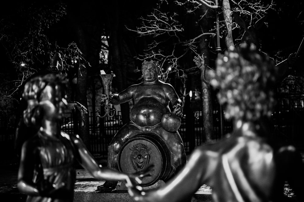 Une photo en noir et blanc de deux statues