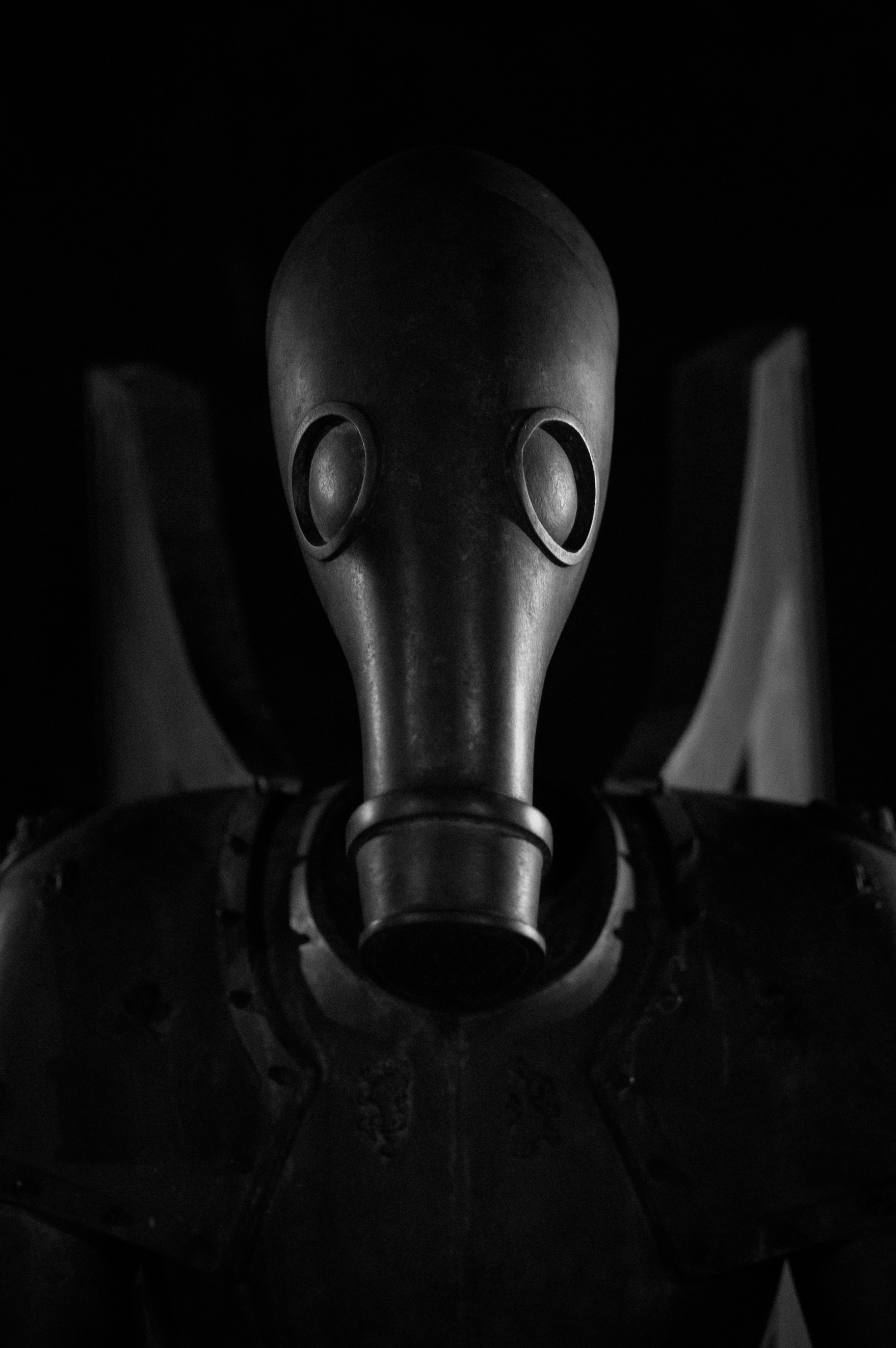 Una foto en blanco y negro de un hombre con una máscara de gas