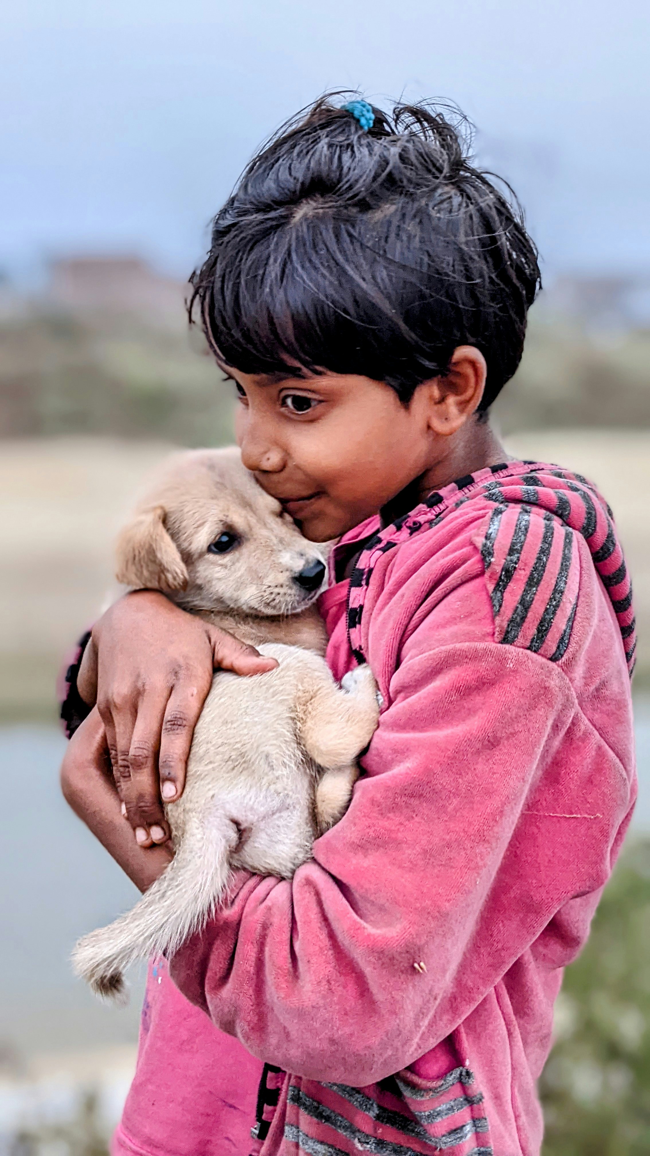 Un ragazzo che tiene in braccio un cucciolo