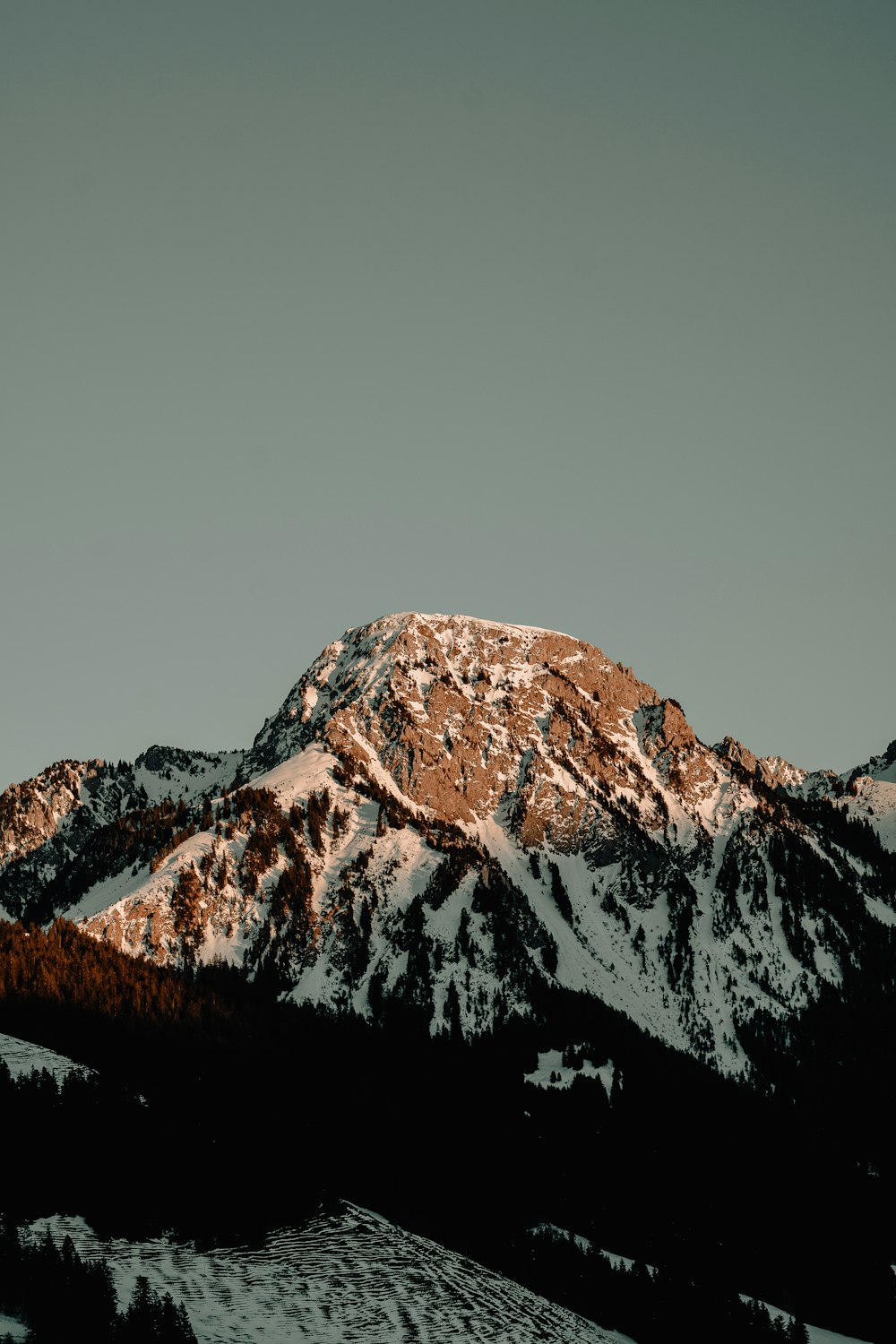 Una montagna innevata con uno sfondo del cielo