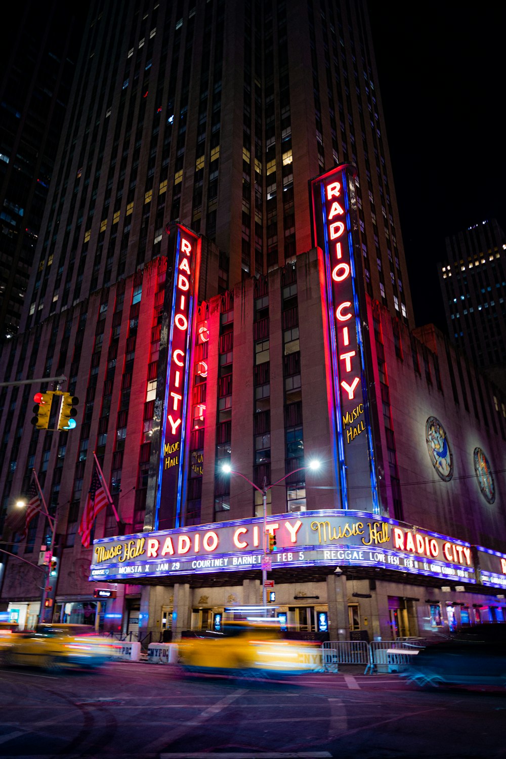 L'edificio Radio City Radio City illuminato di notte