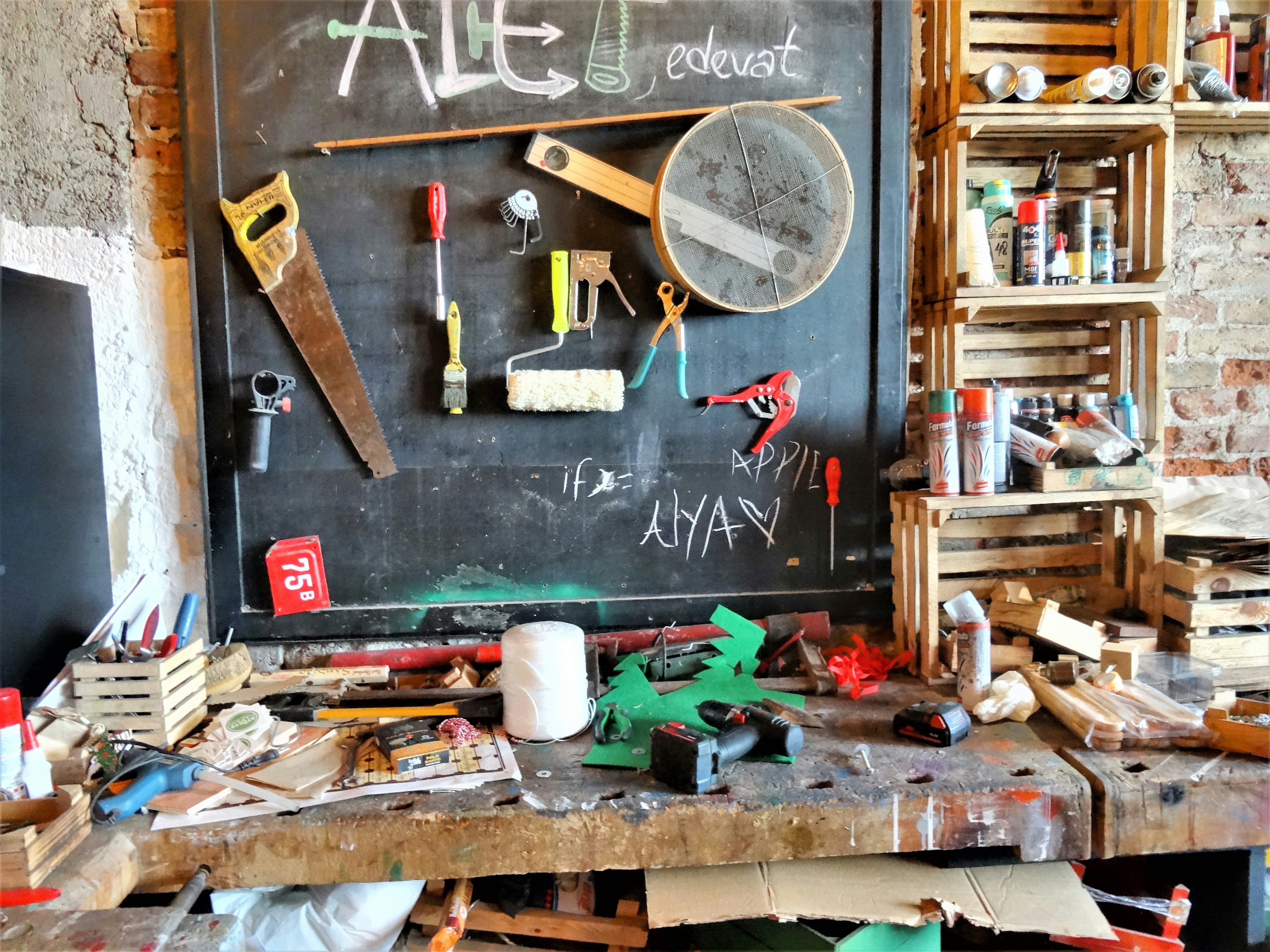 10 Wood Furniture Tutorials for Creating a Durable Workbench